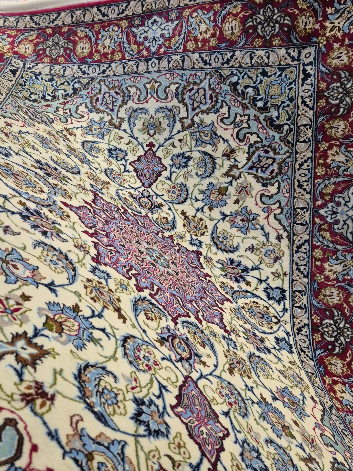 Isfahan Teppich Korkwolle mit Seide Medaillon fein signiert