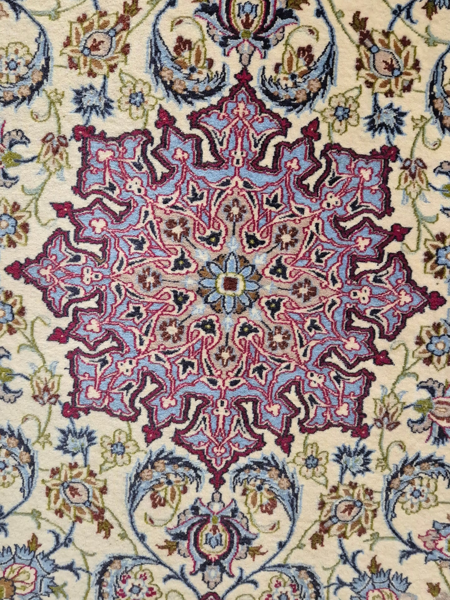 Isfahan Teppich Korkwolle mit Seide Medaillon fein signiert