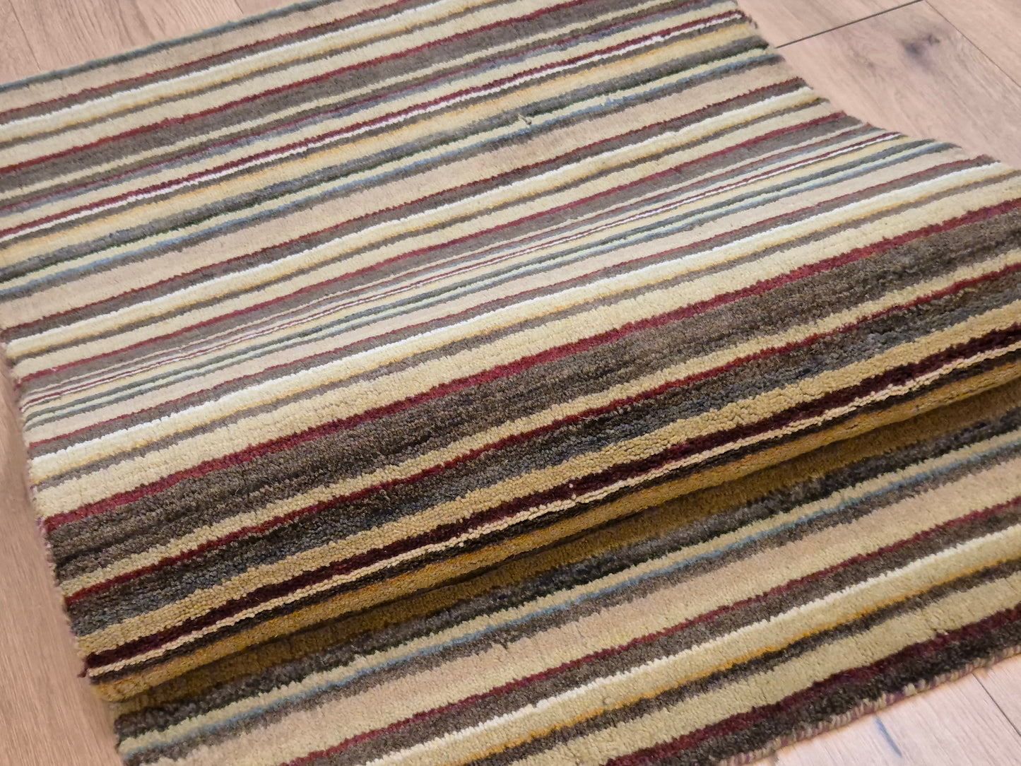 Perser Gabbeh Teppich Schurwolle Streifenmuster erdige Farbpalette