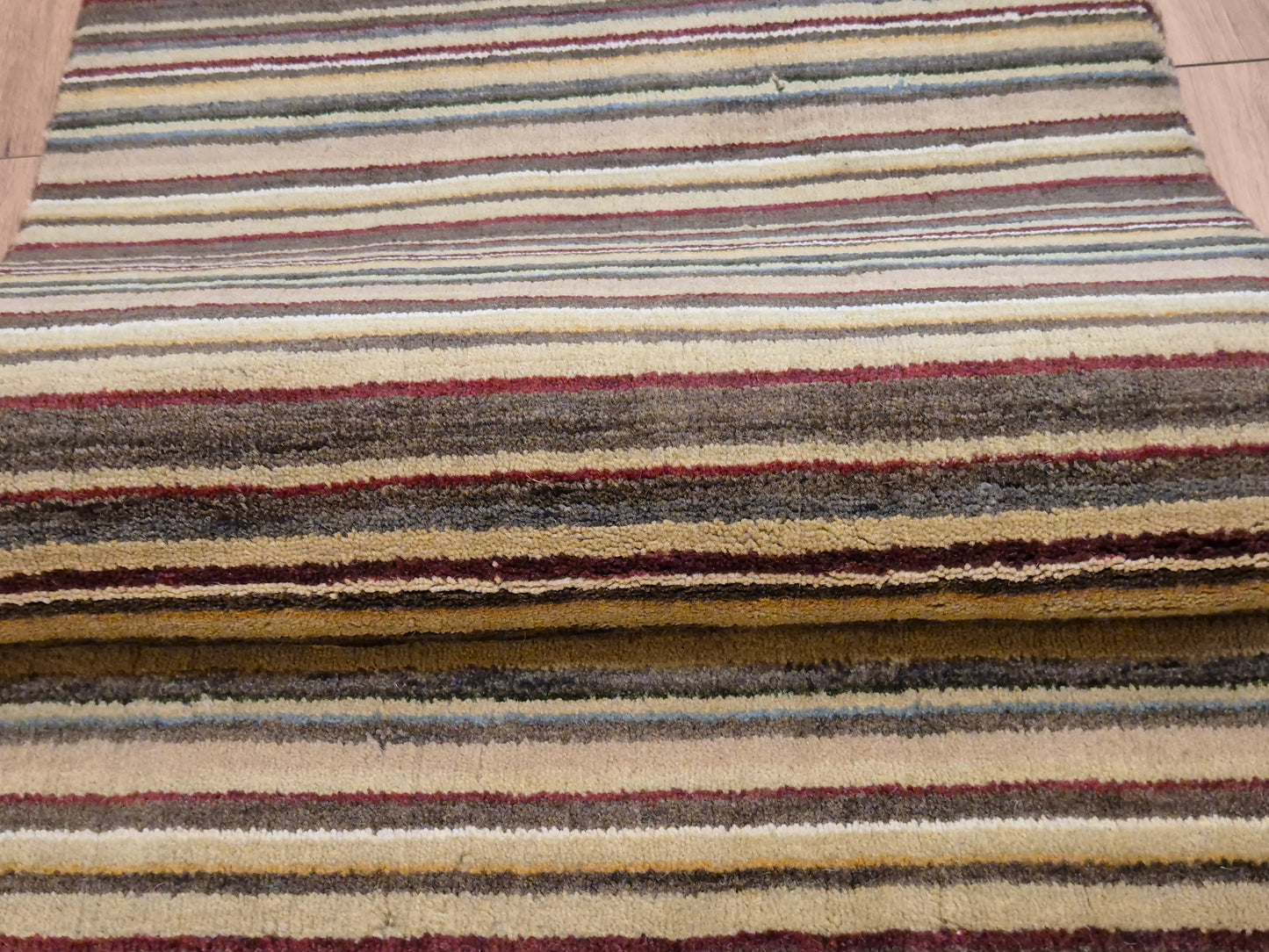 Perser Gabbeh Teppich Schurwolle Streifenmuster erdige Farbpalette