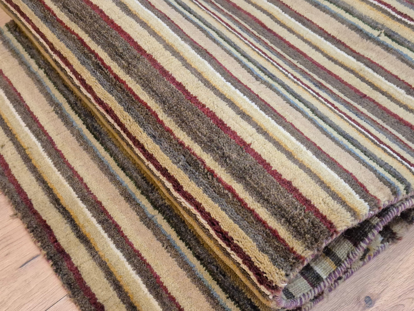 Perser Gabbeh Teppich Schurwolle Streifenmuster erdige Farbpalette