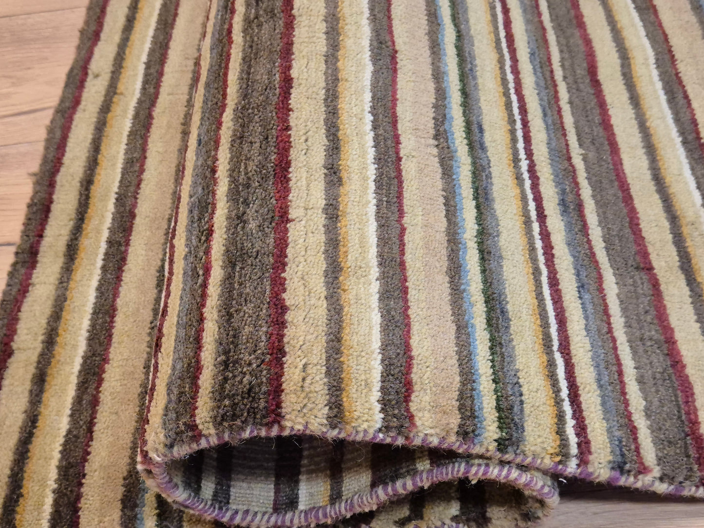 Perser Gabbeh Teppich Schurwolle Streifenmuster erdige Farbpalette