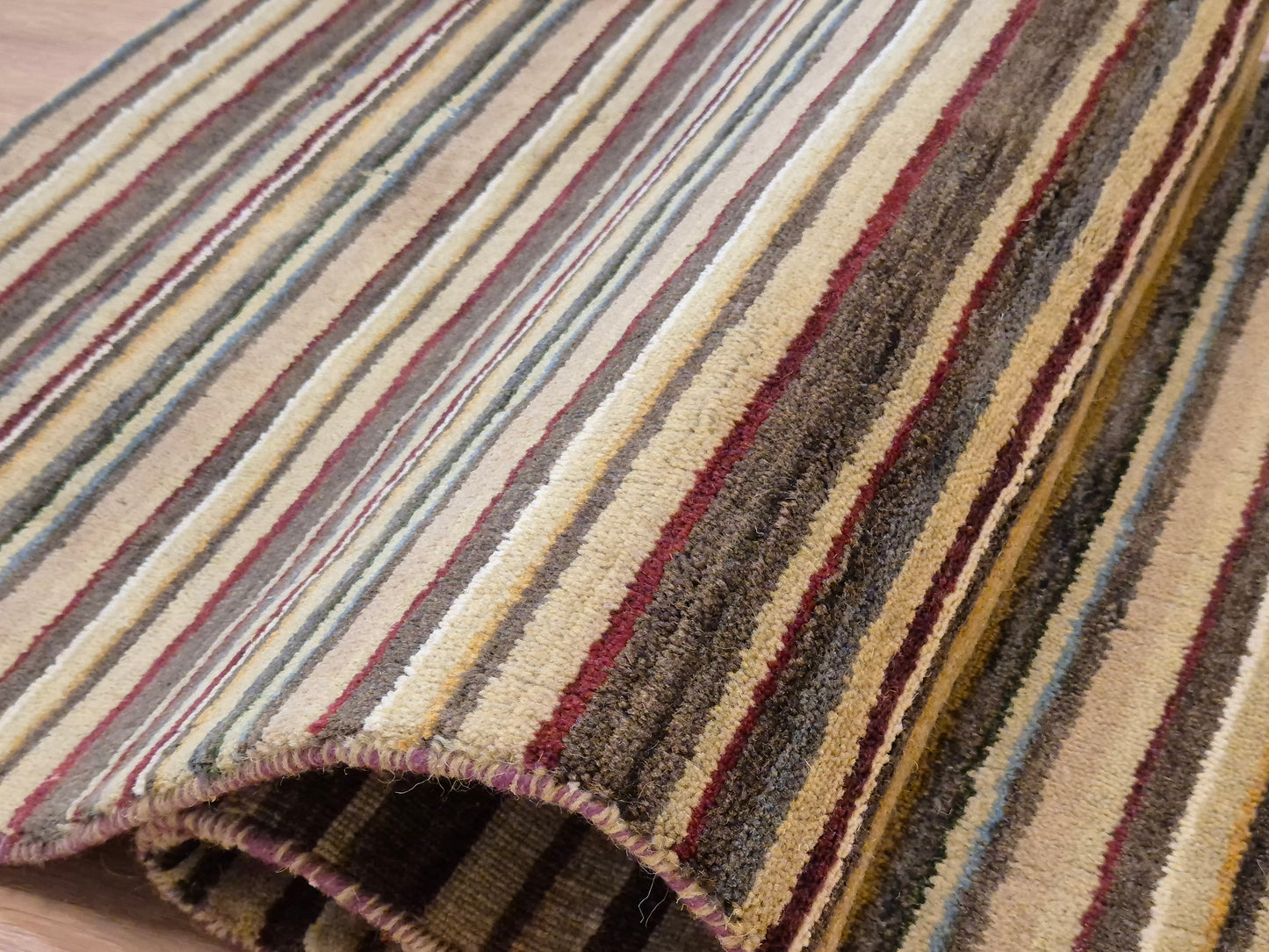 Perser Gabbeh Teppich Schurwolle Streifenmuster erdige Farbpalette