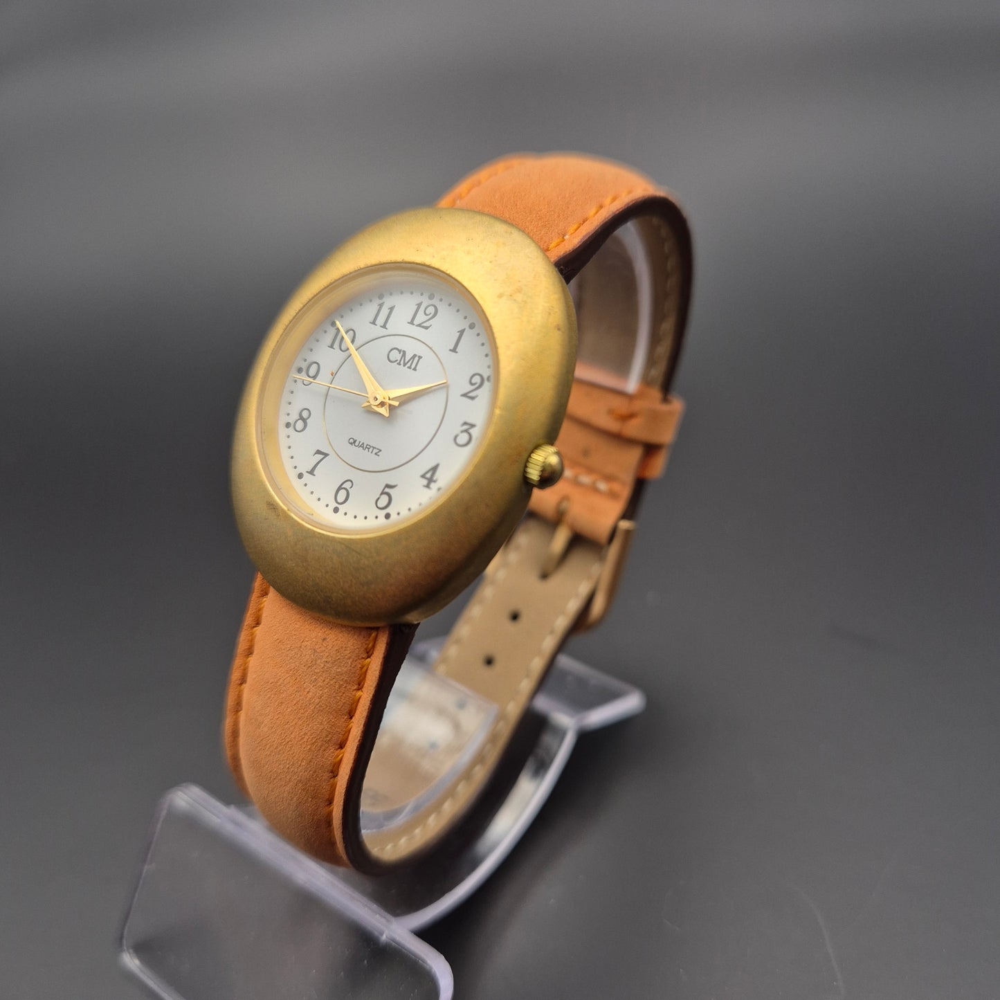 CMI Damen Uhr – Klassisches Design mit goldenem Gehäuse