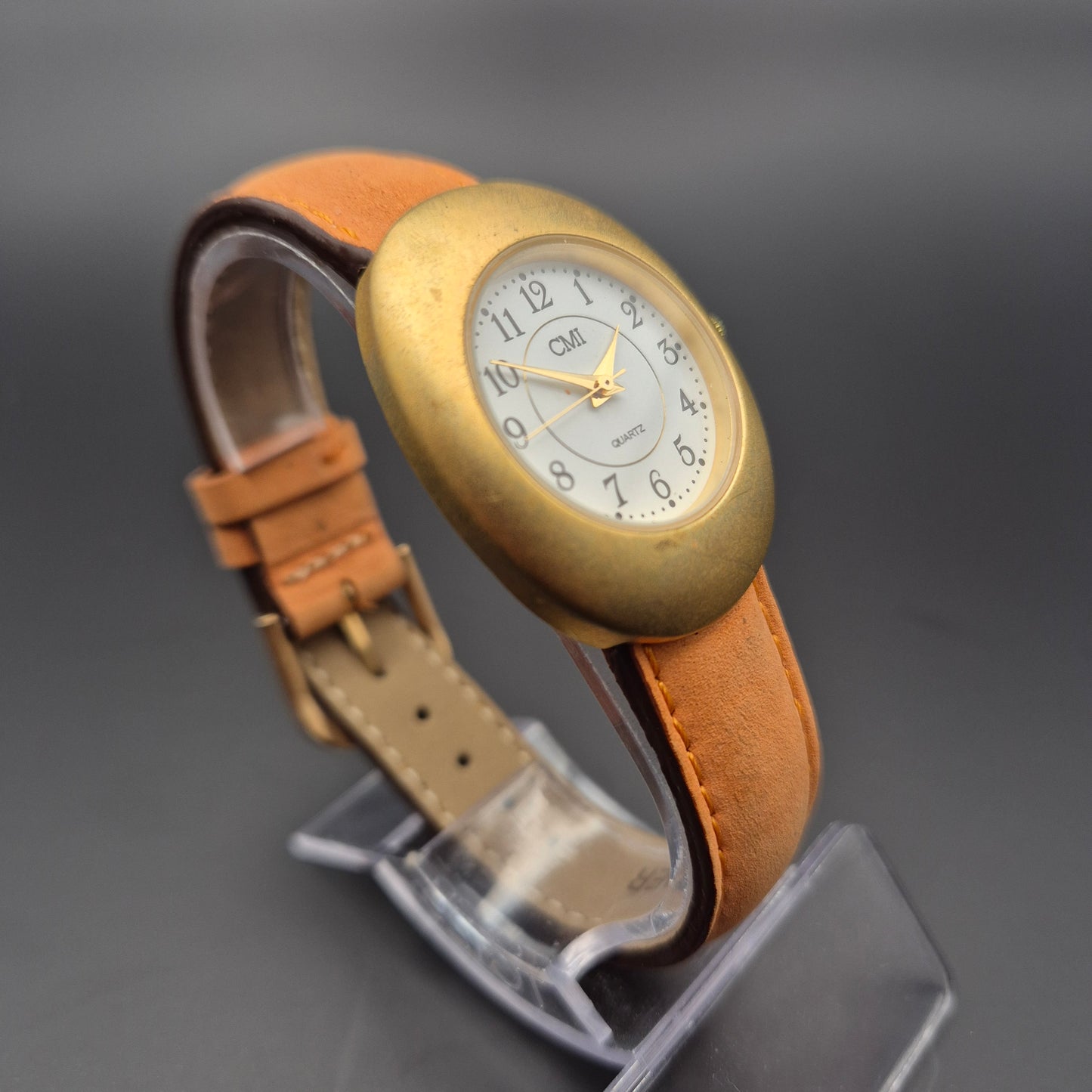 CMI Damen Uhr – Klassisches Design mit goldenem Gehäuse