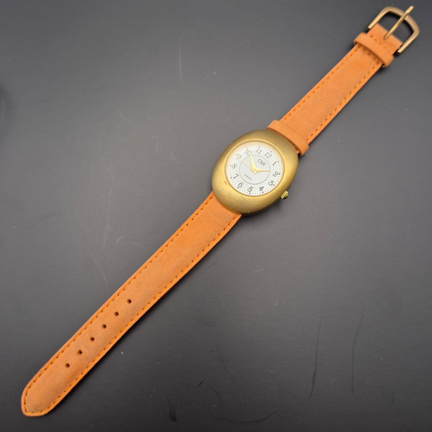 CMI Damen Uhr – Klassisches Design mit goldenem Gehäuse