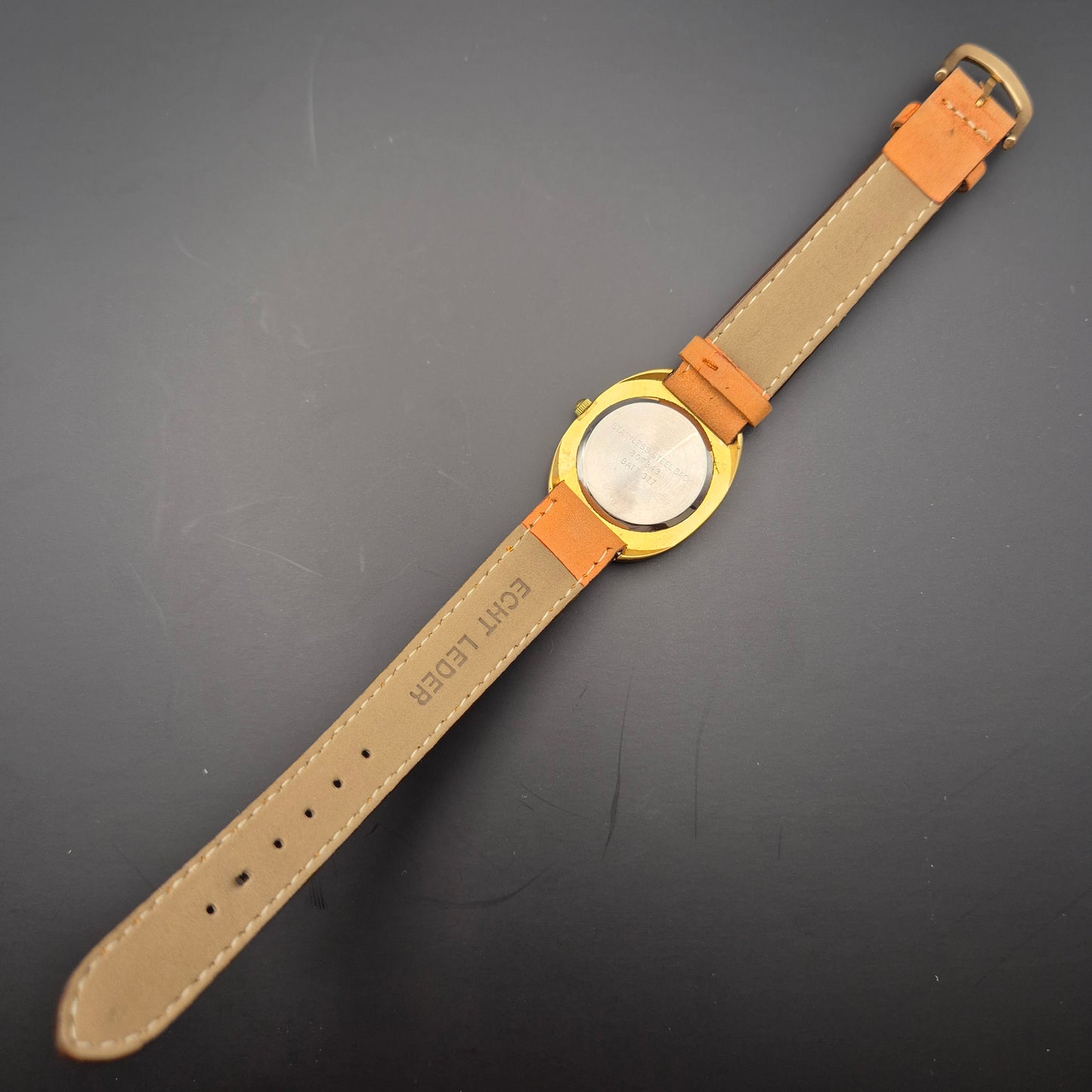 CMI Damen Uhr – Klassisches Design mit goldenem Gehäuse