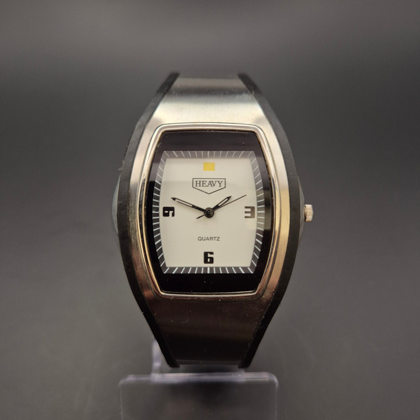 Heavy Herren Uhr – Sportliches Retrodesign mit Edelstahlgehäuse