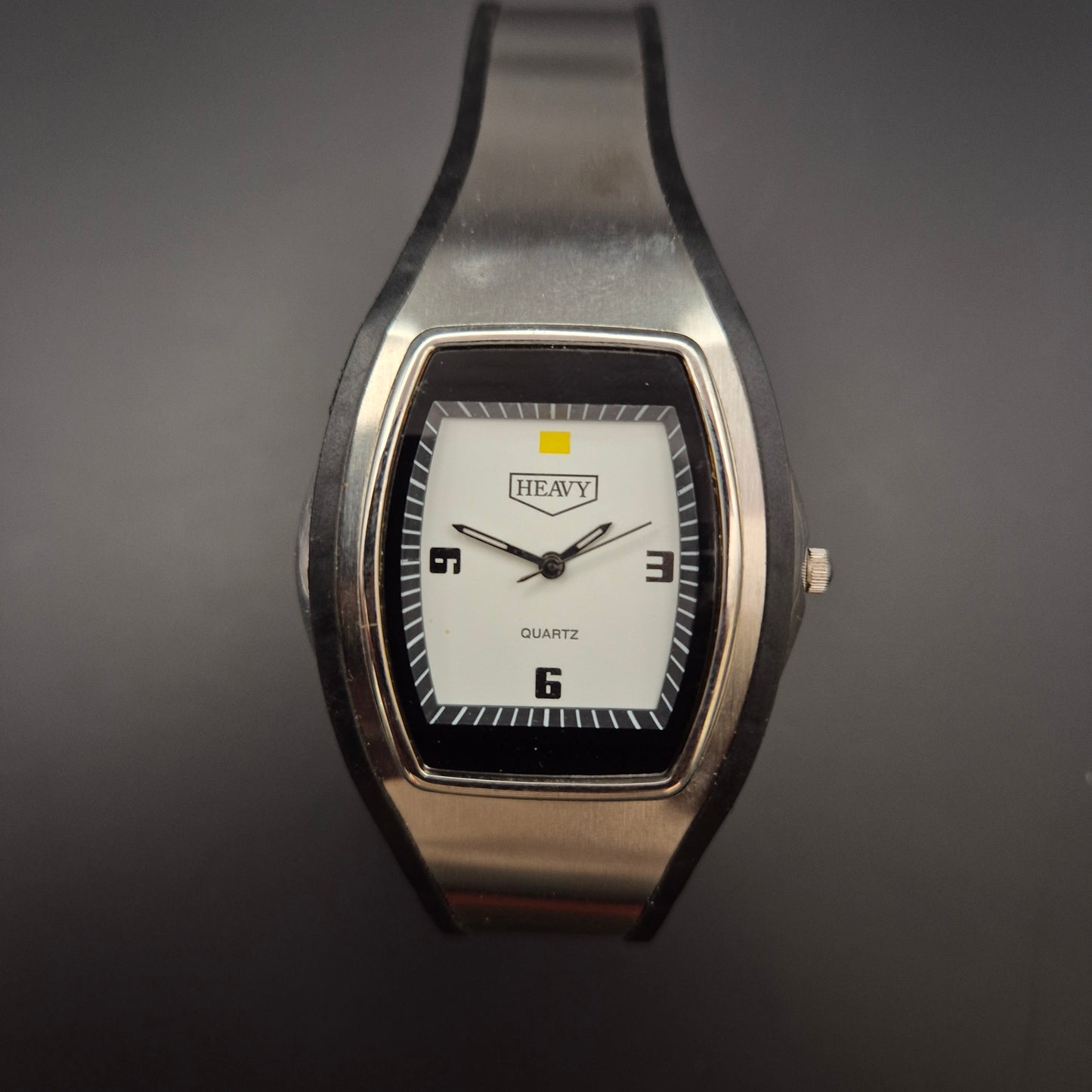 Heavy Herren Uhr – Sportliches Retrodesign mit Edelstahlgehäuse