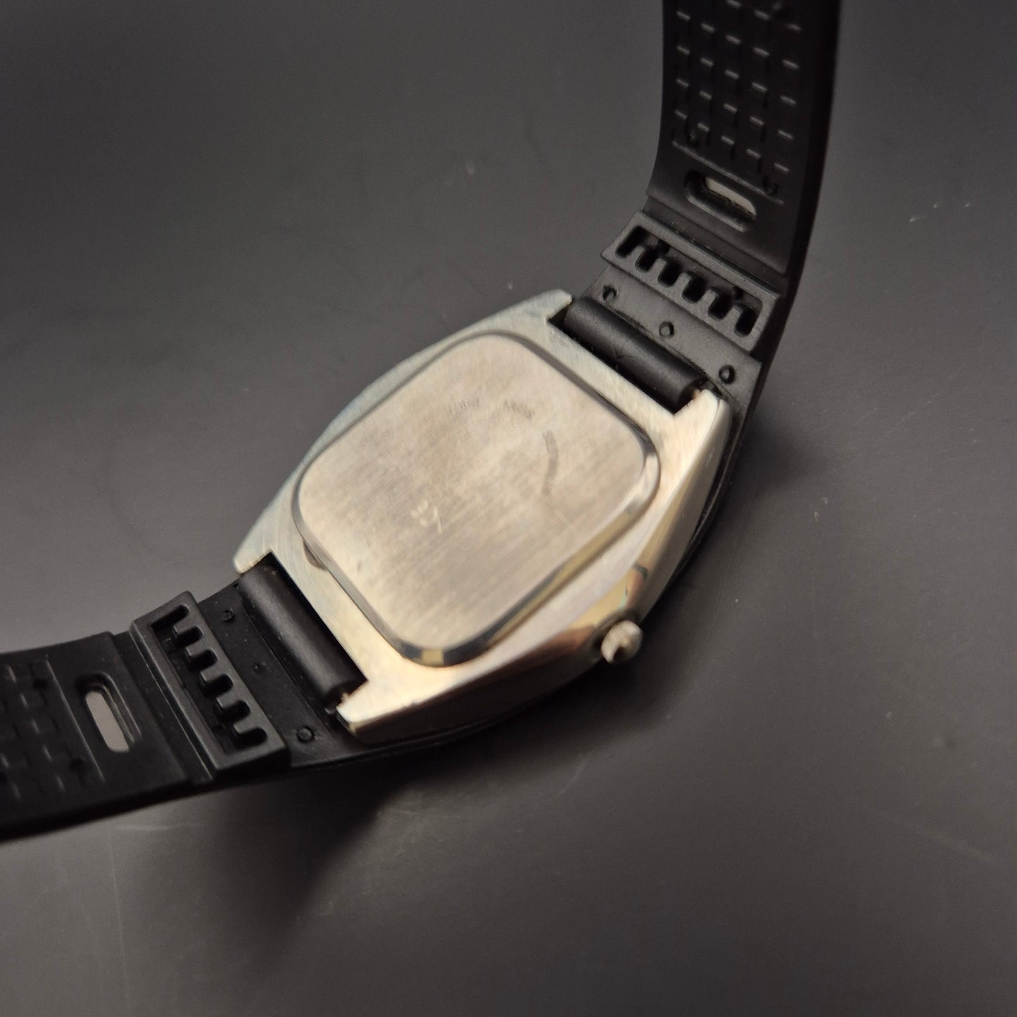 Heavy Herren Uhr – Sportliches Retrodesign mit Edelstahlgehäuse