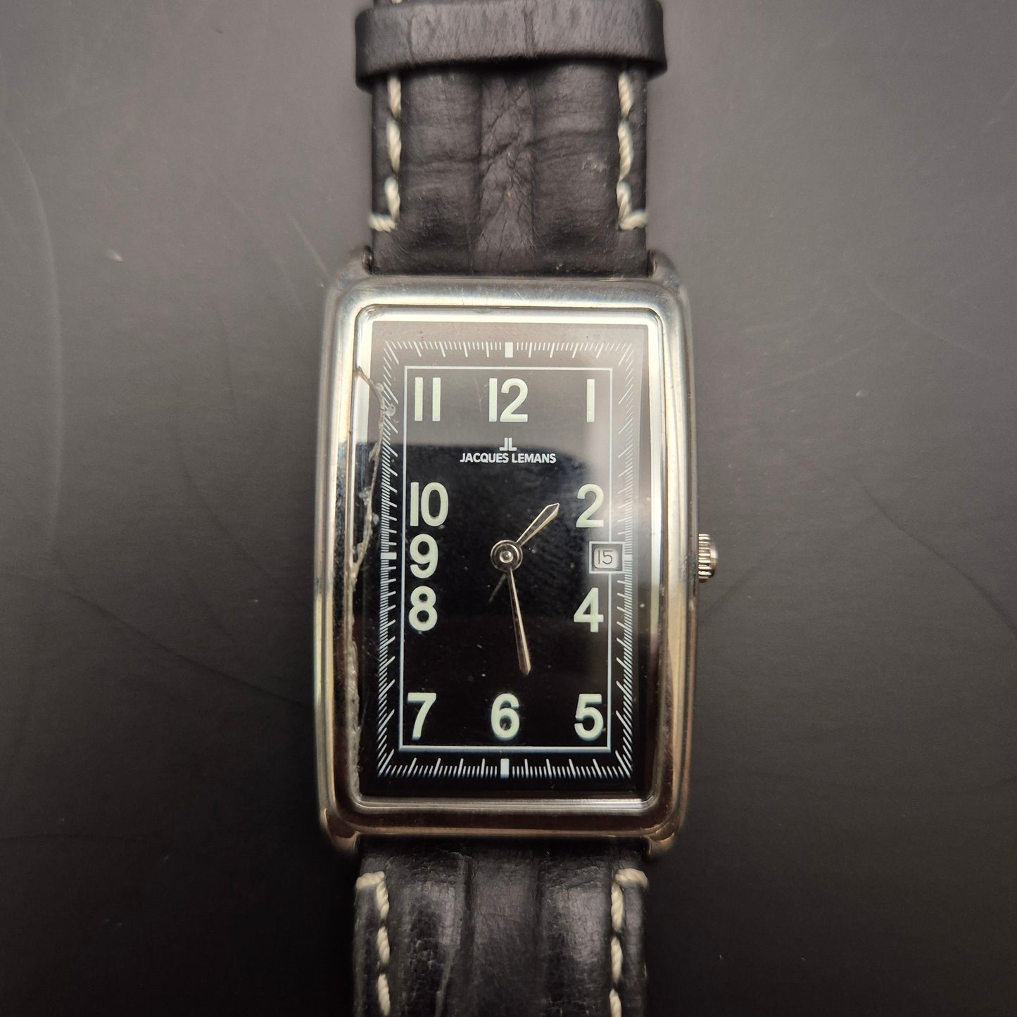 Jacques Lemans Herren Uhr – Rechteckiges Edelstahlgehäuse mit Datumsanzeige