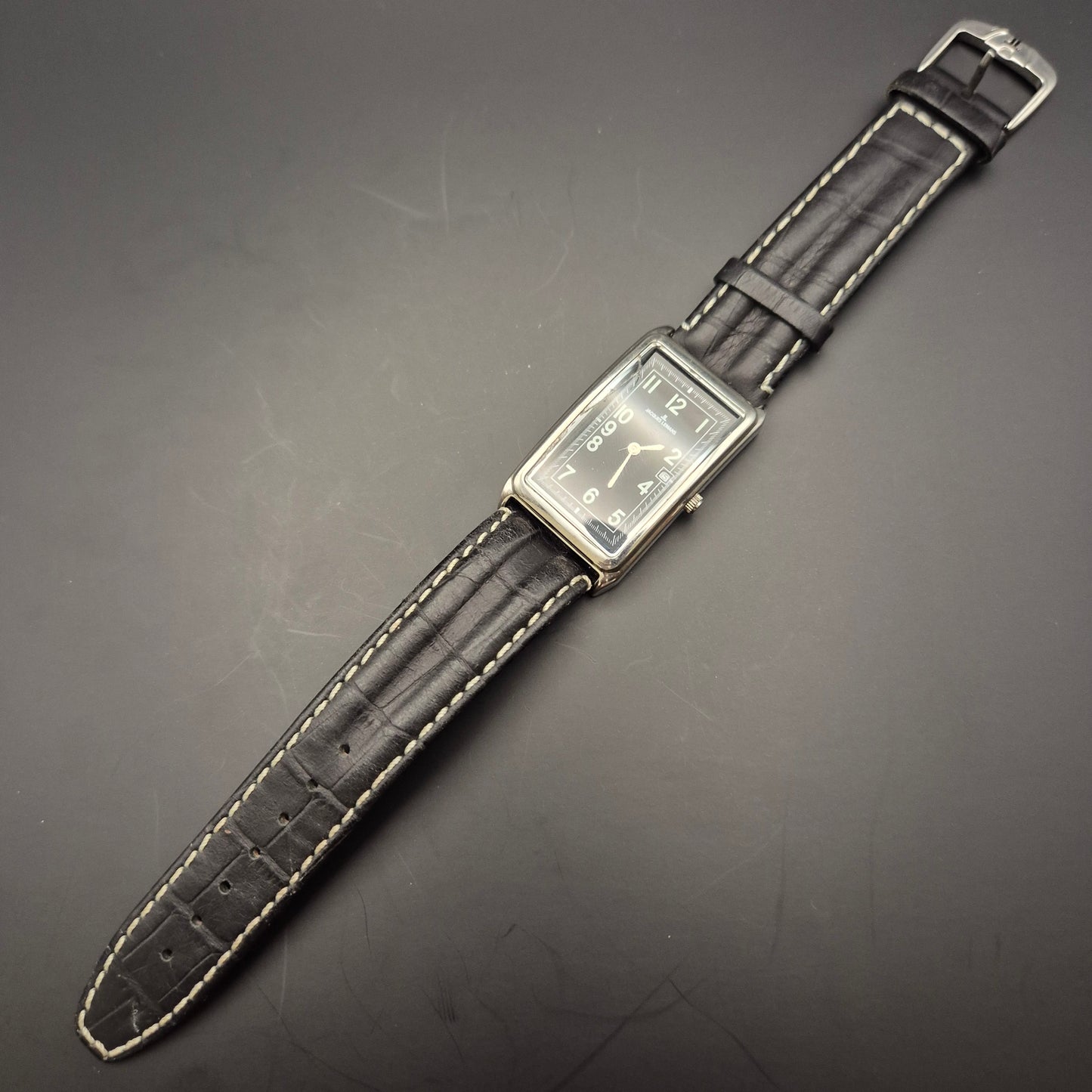 Jacques Lemans Herren Uhr – Rechteckiges Edelstahlgehäuse mit Datumsanzeige