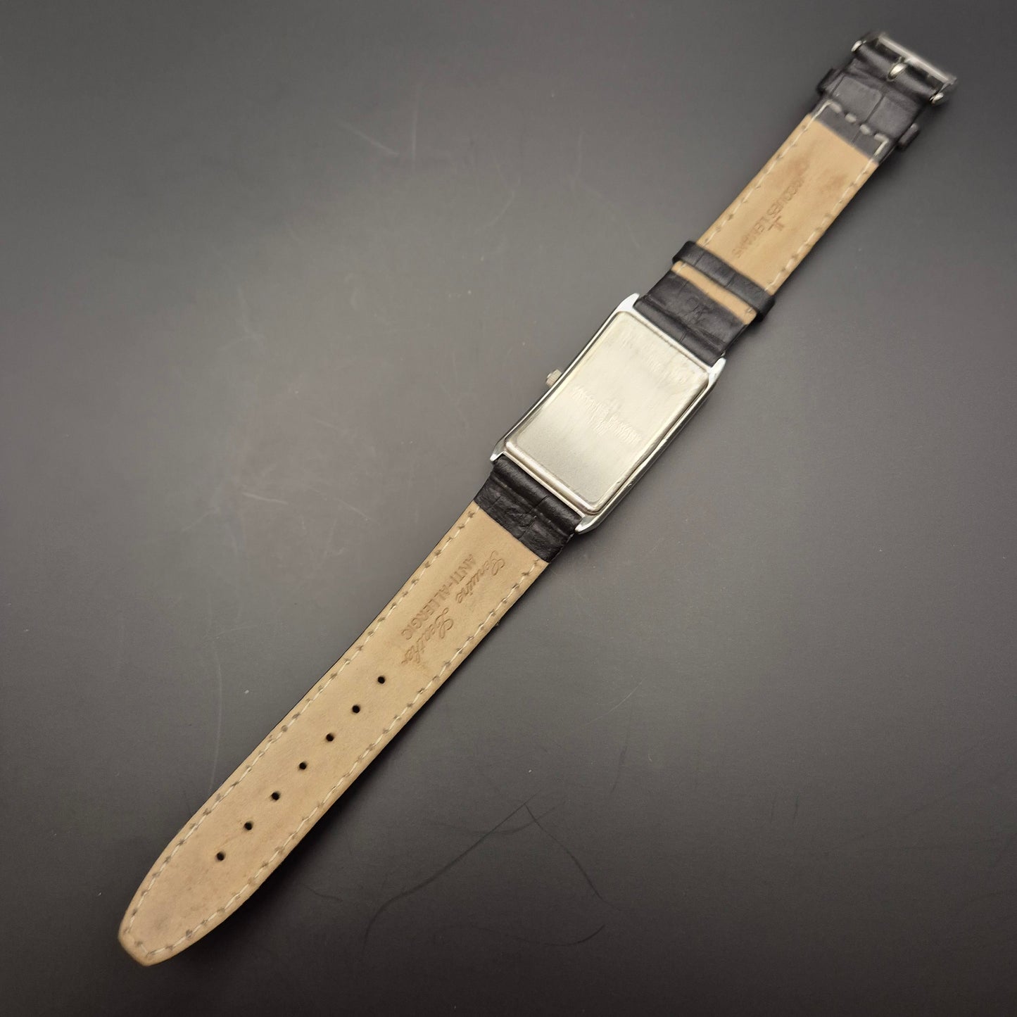 Jacques Lemans Herren Uhr – Rechteckiges Edelstahlgehäuse mit Datumsanzeige