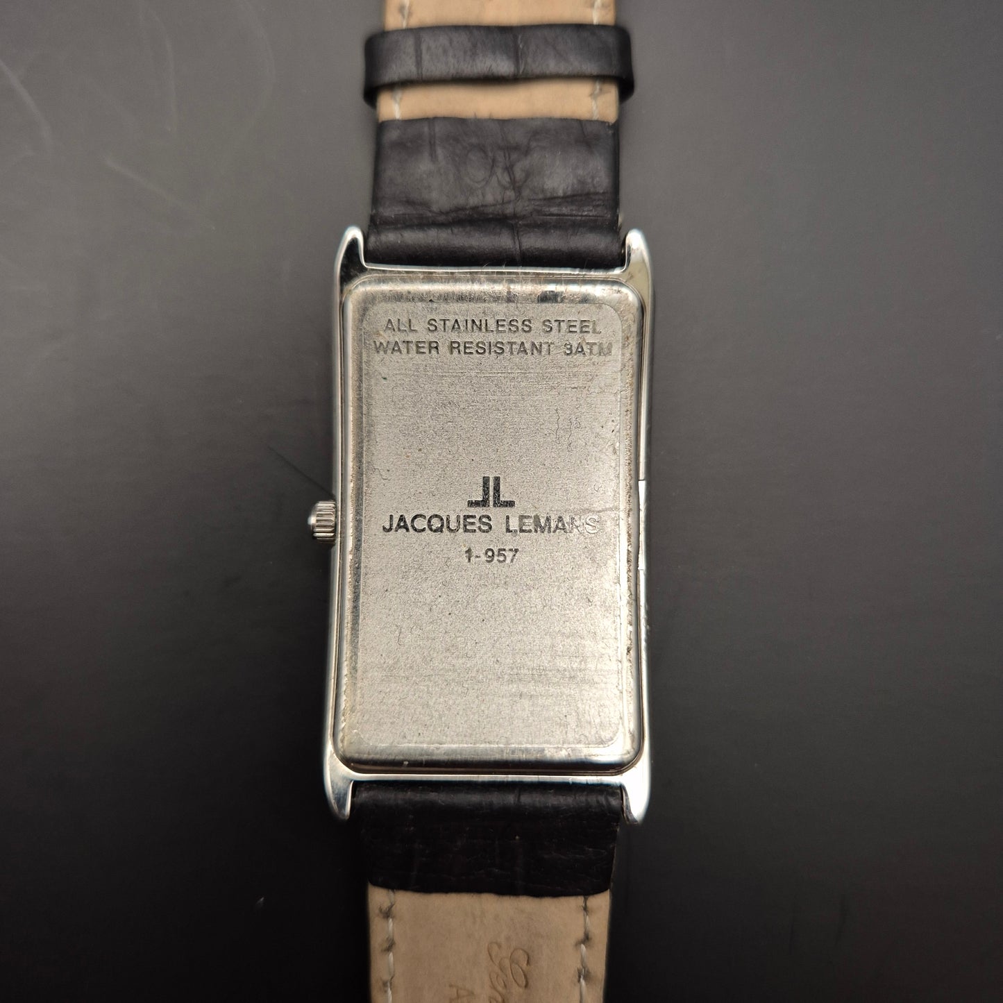 Jacques Lemans Herren Uhr – Rechteckiges Edelstahlgehäuse mit Datumsanzeige