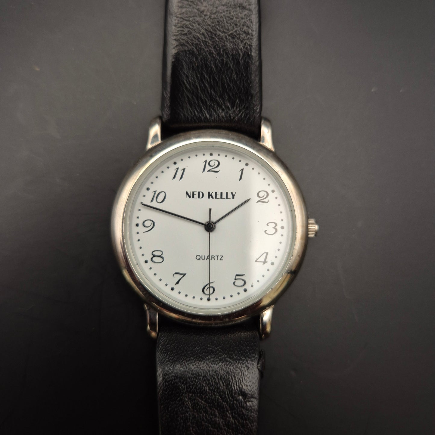 Ned Kelly Herren Uhr – Schlichtes Design mit schwarzem Lederarmband