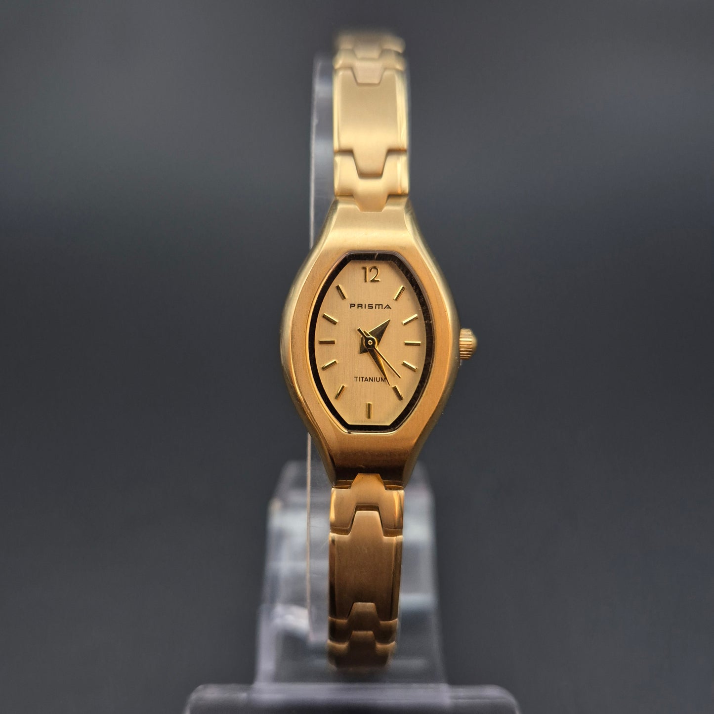 Prisma Damen Uhr – Titan Gehäuse mit goldfarbenem Armband