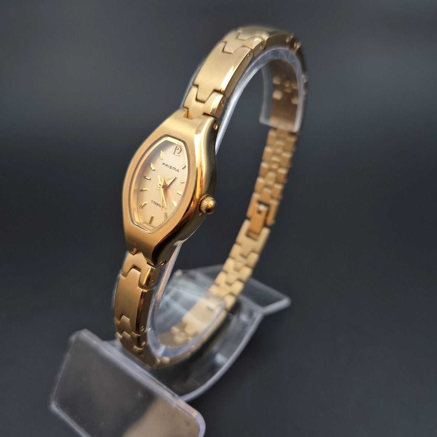 Prisma Damen Uhr – Titan Gehäuse mit goldfarbenem Armband