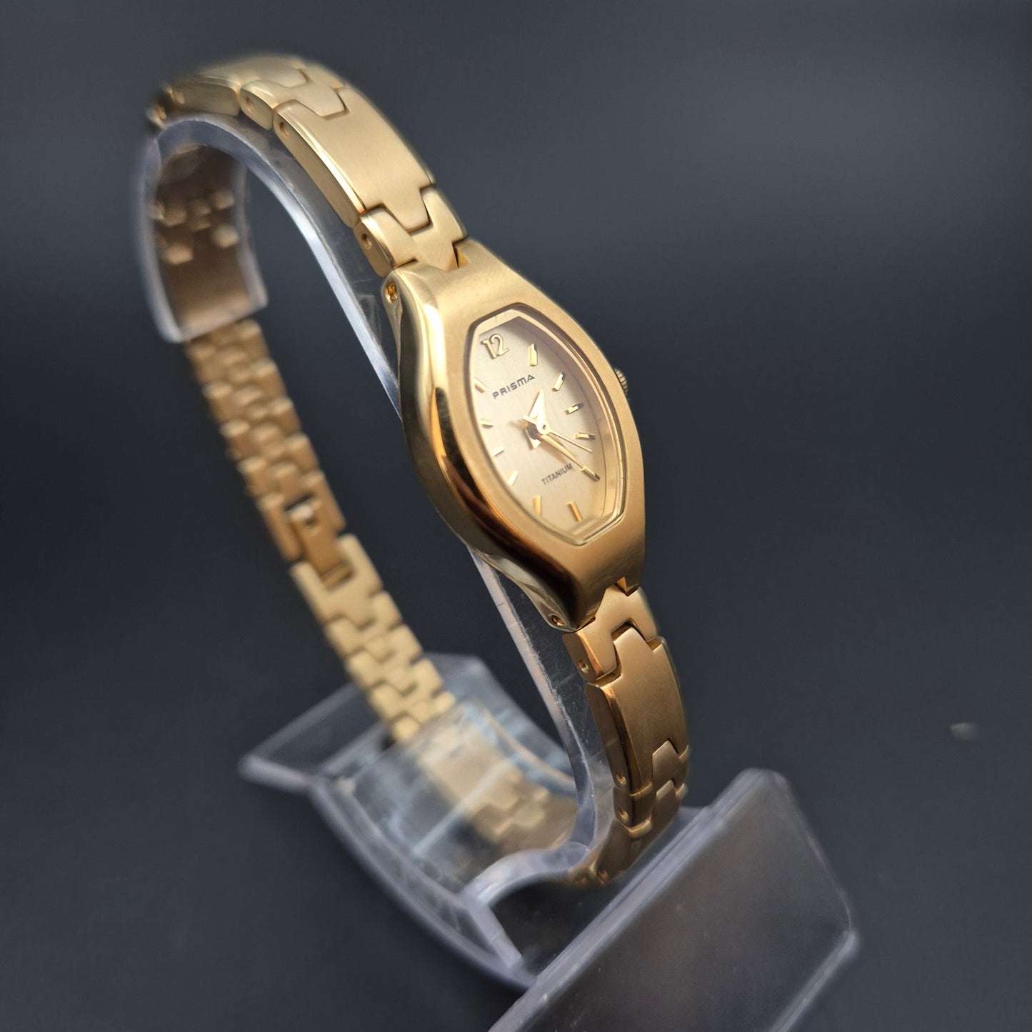 Prisma Damen Uhr – Titan Gehäuse mit goldfarbenem Armband