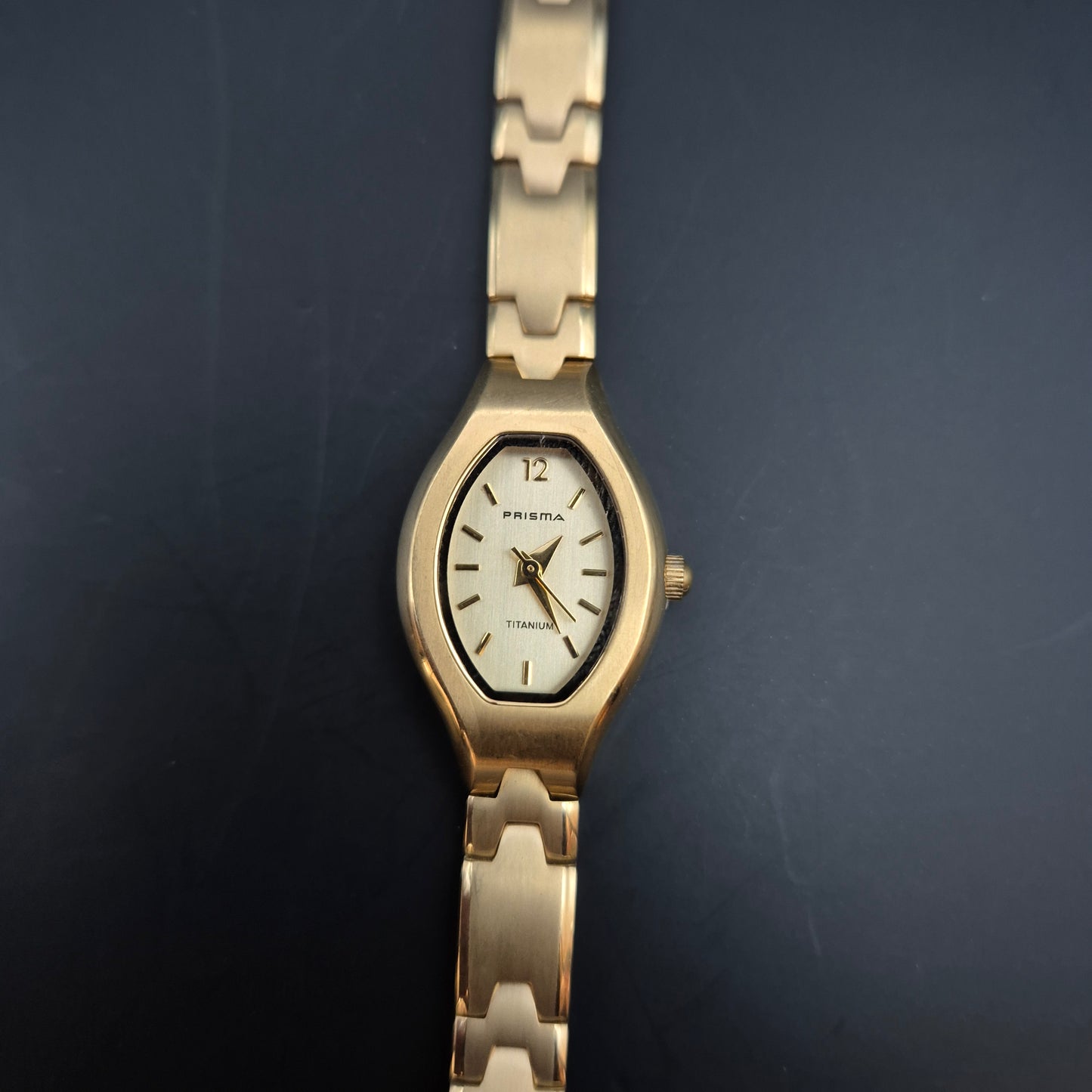 Prisma Damen Uhr – Titan Gehäuse mit goldfarbenem Armband