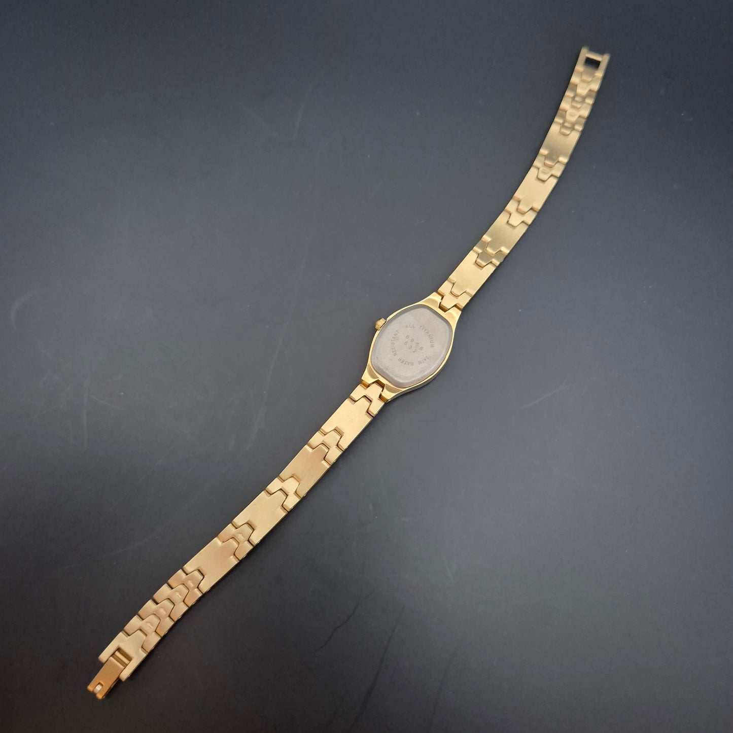 Prisma Damen Uhr – Titan Gehäuse mit goldfarbenem Armband