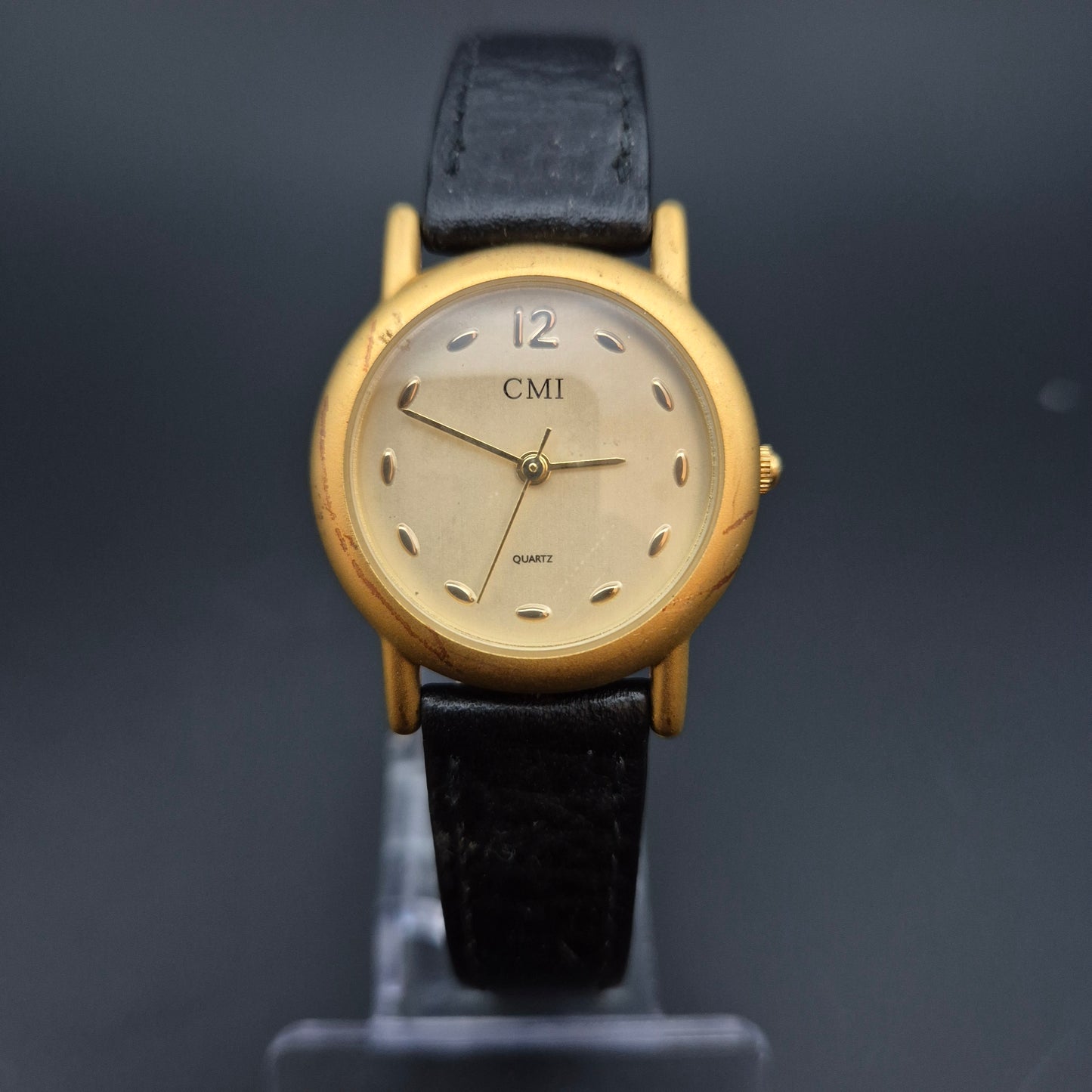 CMI Damen Uhr – Goldfarbenes Gehäuse mit schwarzem Lederarmband