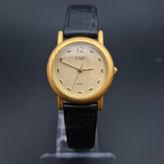 CMI Damen Uhr – Goldfarbenes Gehäuse mit schwarzem Lederarmband