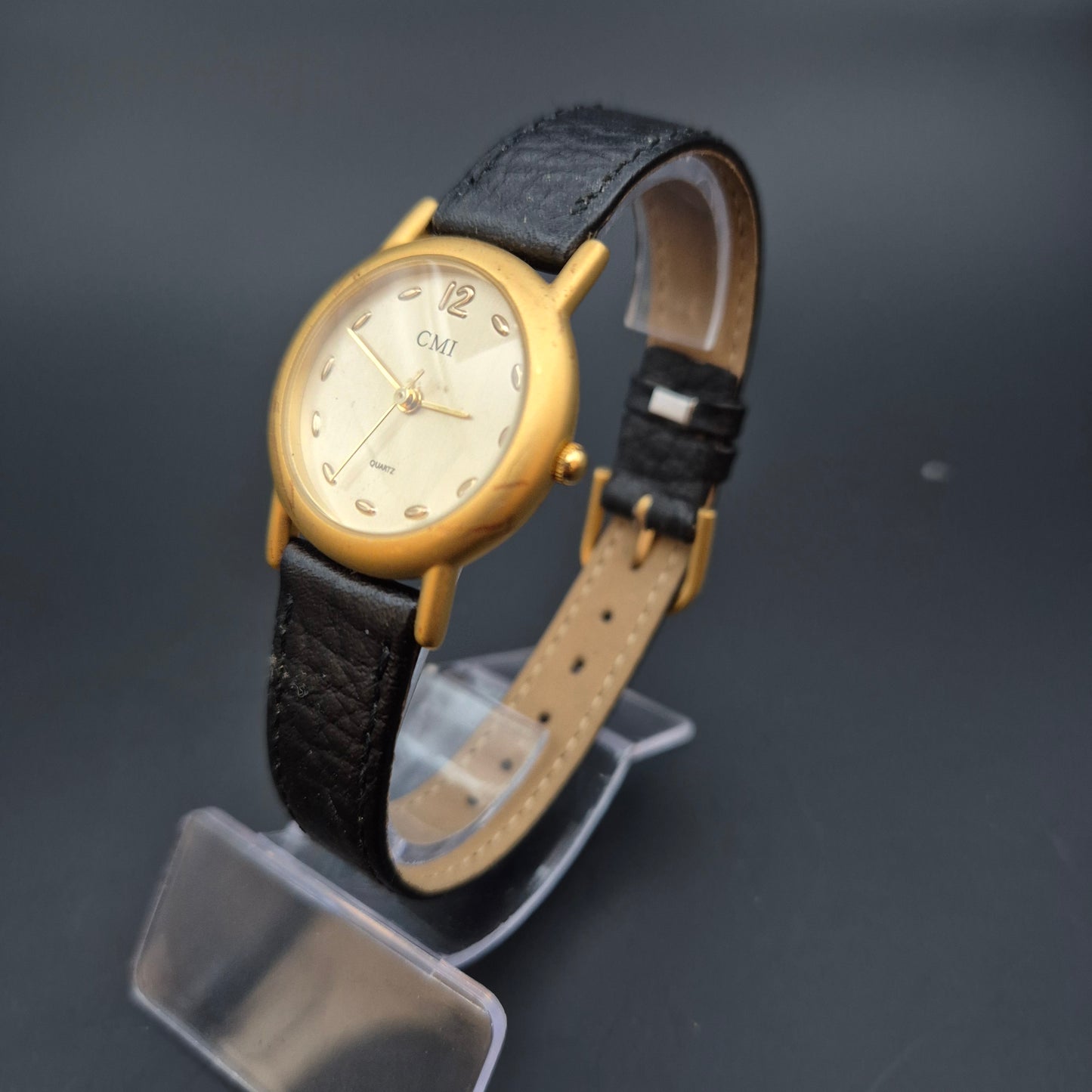 CMI Damen Uhr – Goldfarbenes Gehäuse mit schwarzem Lederarmband