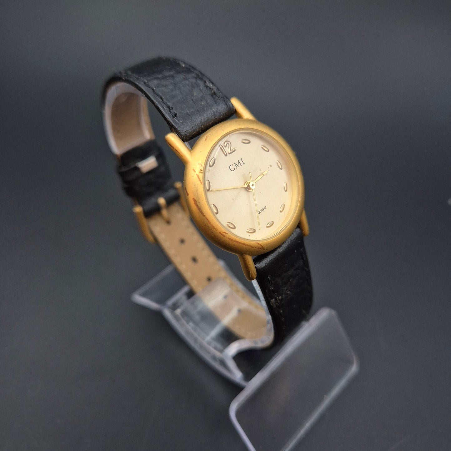 CMI Damen Uhr – Goldfarbenes Gehäuse mit schwarzem Lederarmband