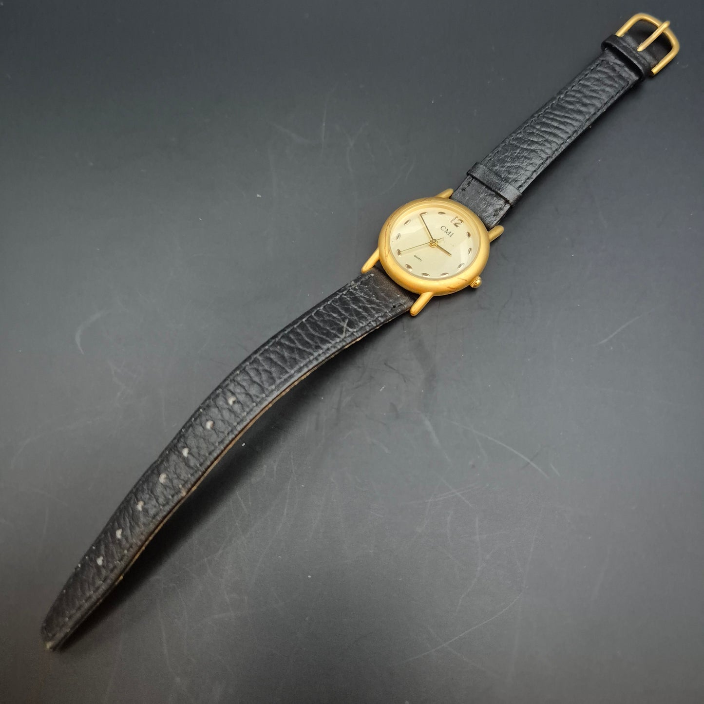 CMI Damen Uhr – Goldfarbenes Gehäuse mit schwarzem Lederarmband