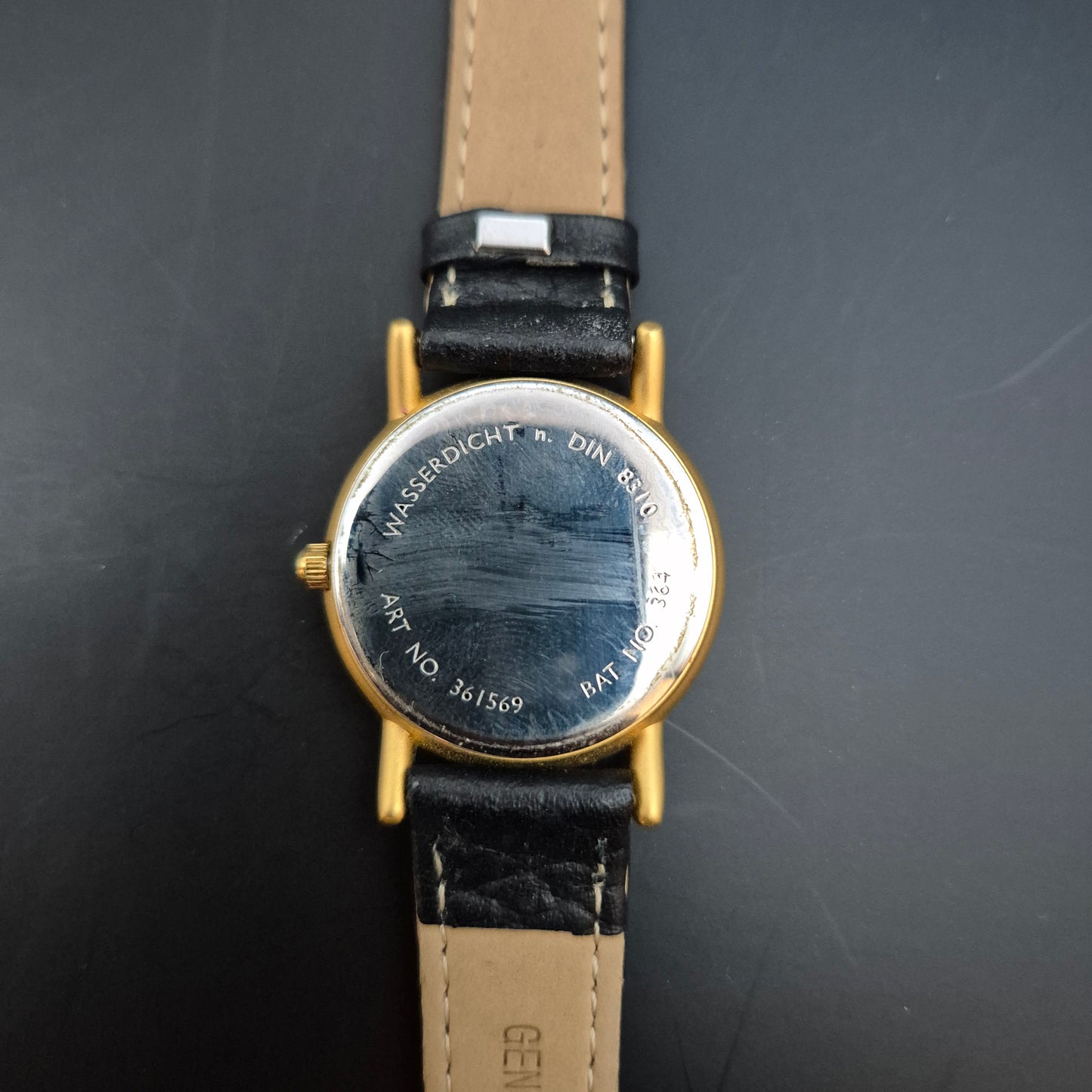 CMI Damen Uhr – Goldfarbenes Gehäuse mit schwarzem Lederarmband