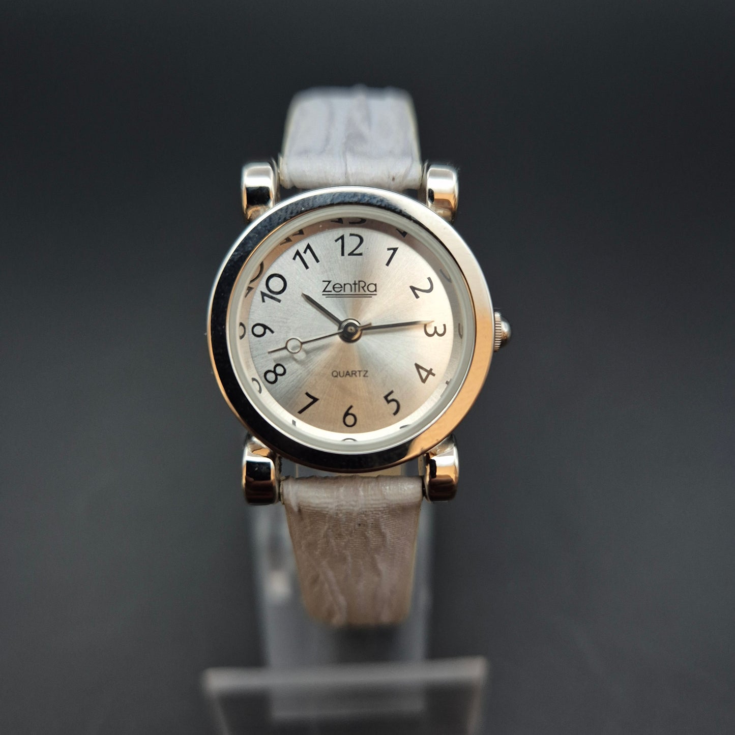 Zentra Damen Uhr – Klassisch mit weißem Lederarmband