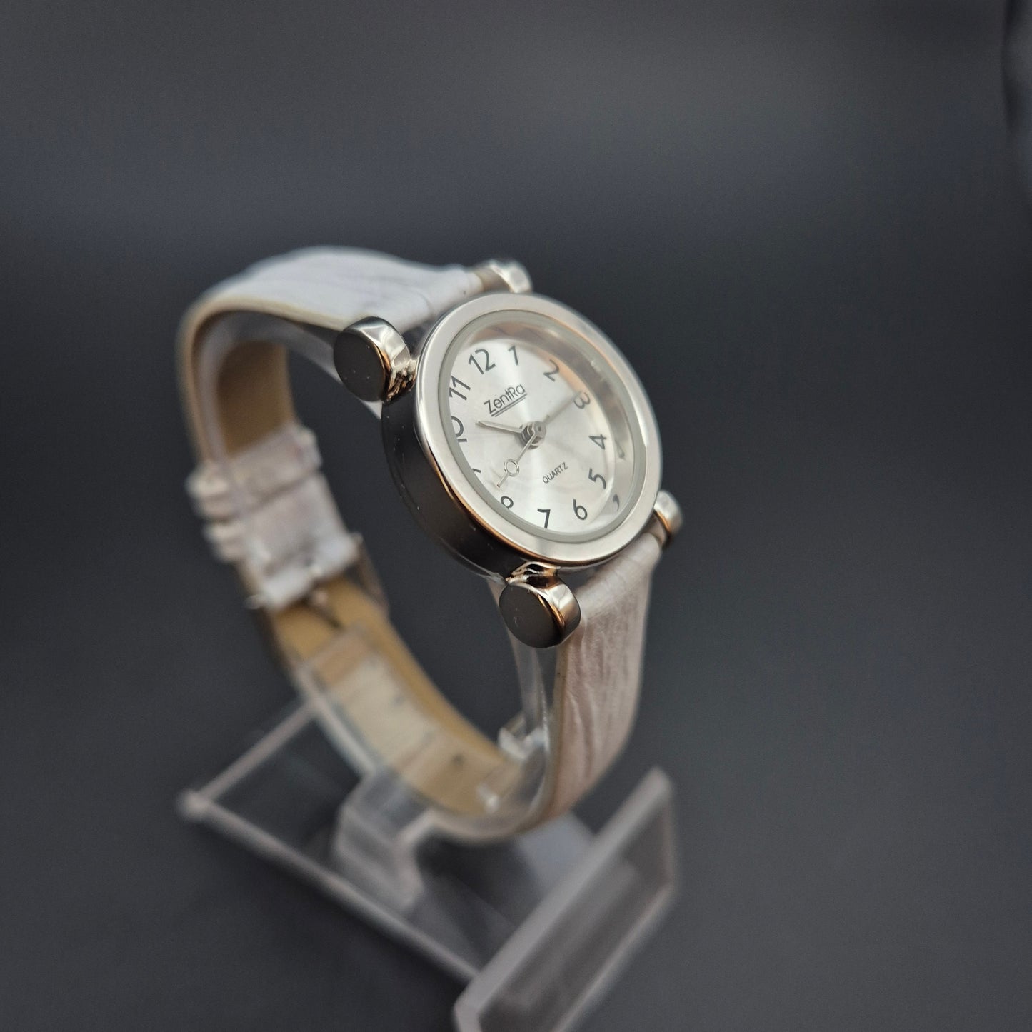 Zentra Damen Uhr – Klassisch mit weißem Lederarmband