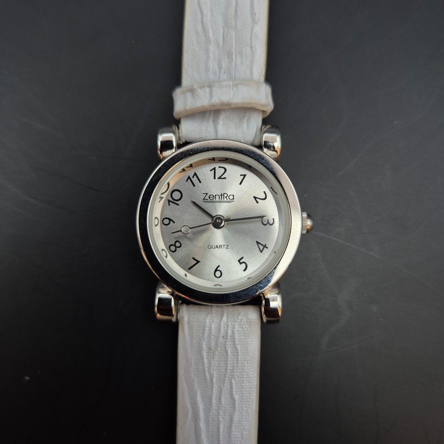 Zentra Damen Uhr – Klassisch mit weißem Lederarmband
