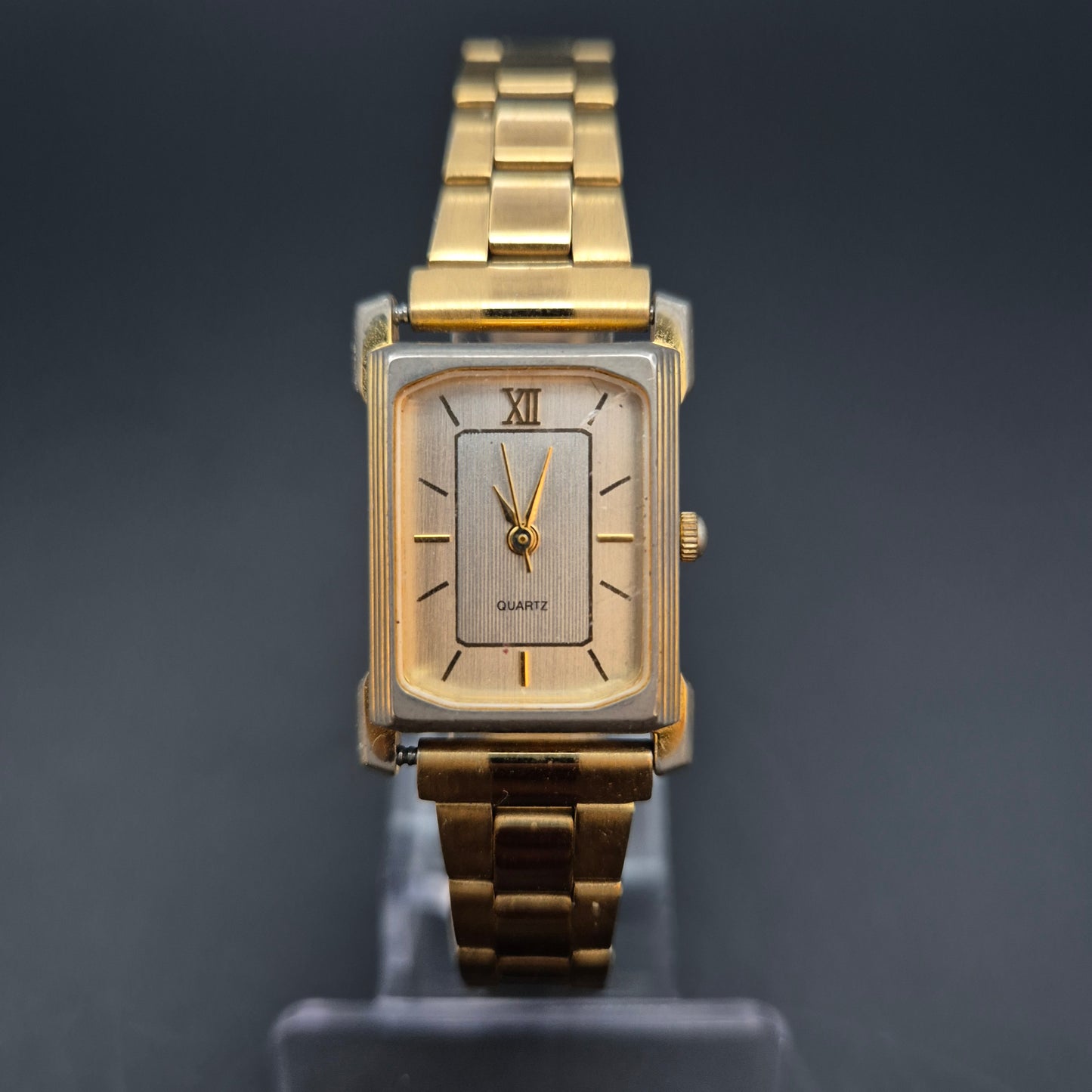 Rechteckige Damen Uhr – Goldfarbenes Armband im klassischen Look
