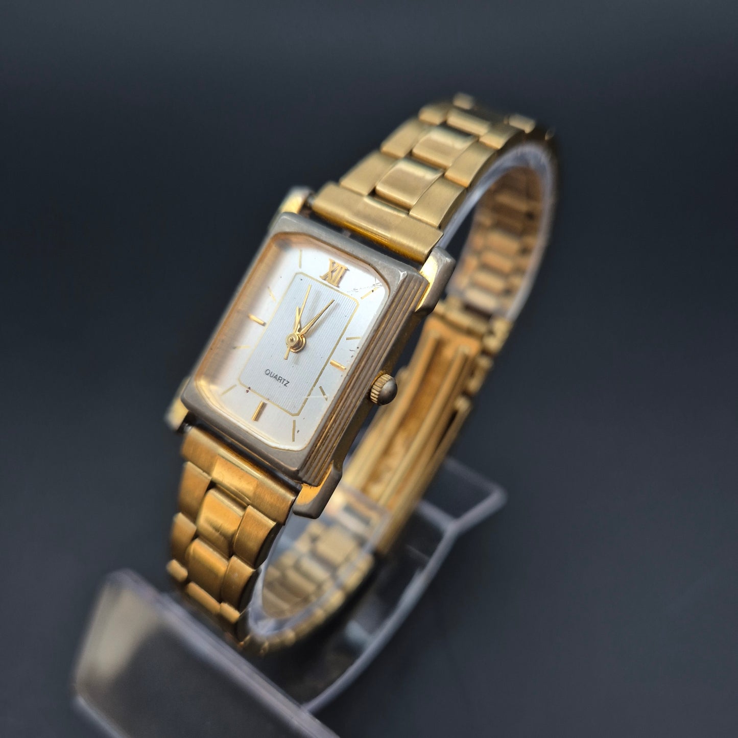 Rechteckige Damen Uhr – Goldfarbenes Armband im klassischen Look