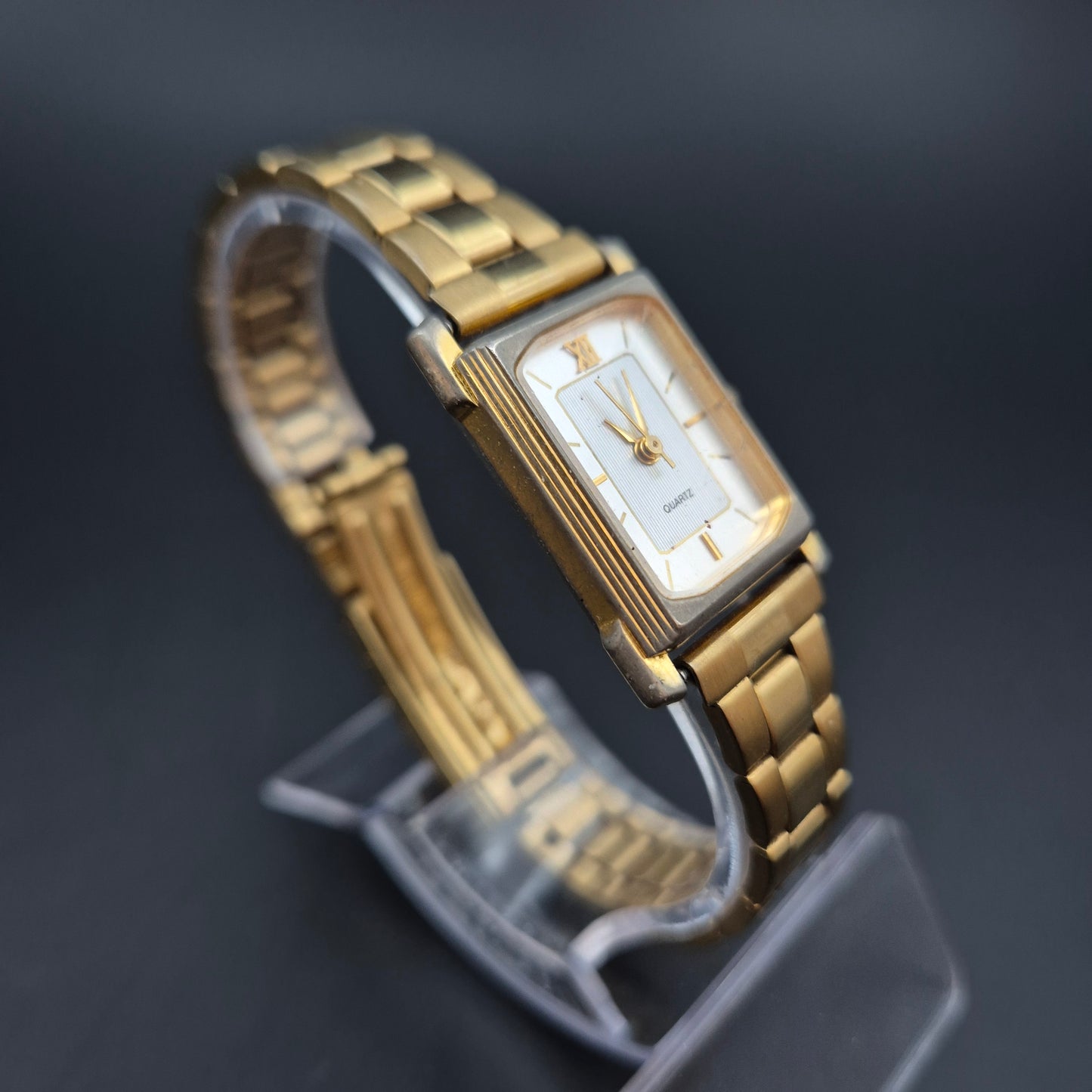 Rechteckige Damen Uhr – Goldfarbenes Armband im klassischen Look