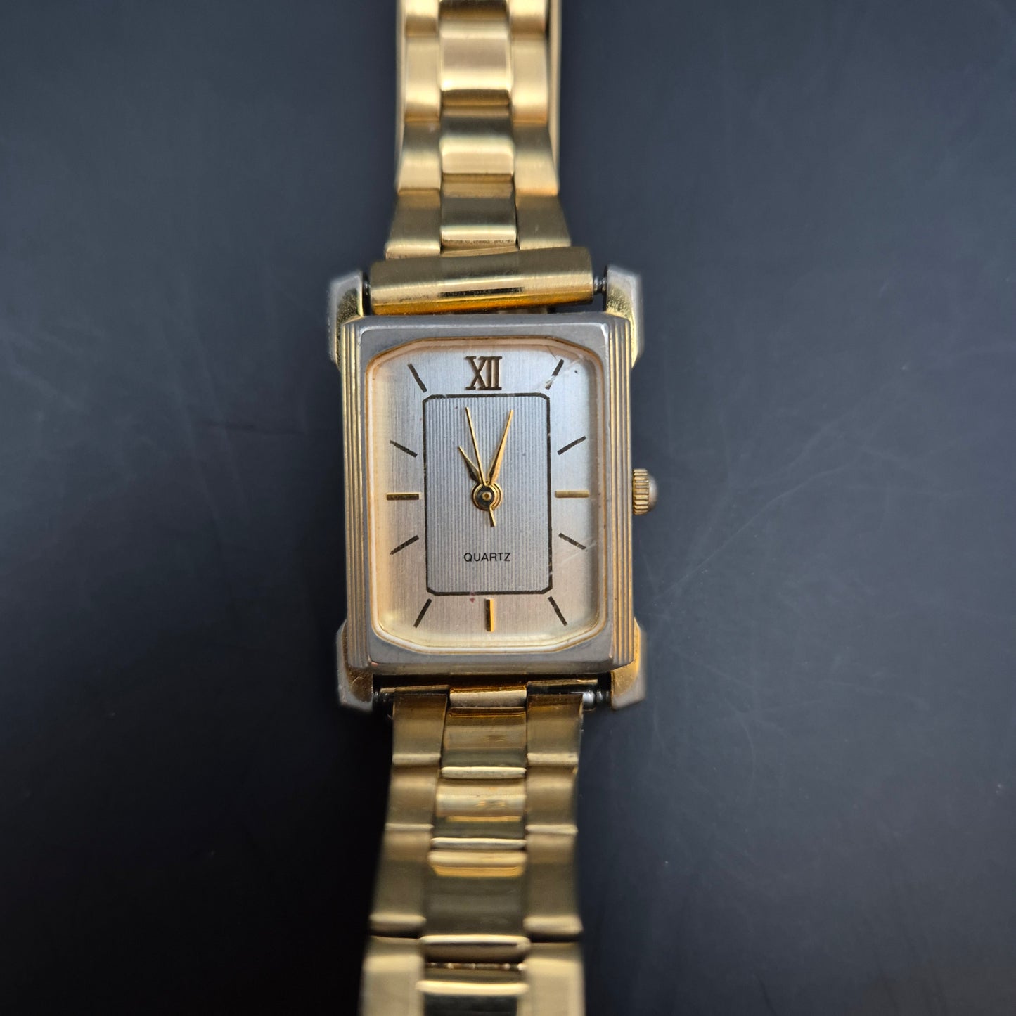 Rechteckige Damen Uhr – Goldfarbenes Armband im klassischen Look