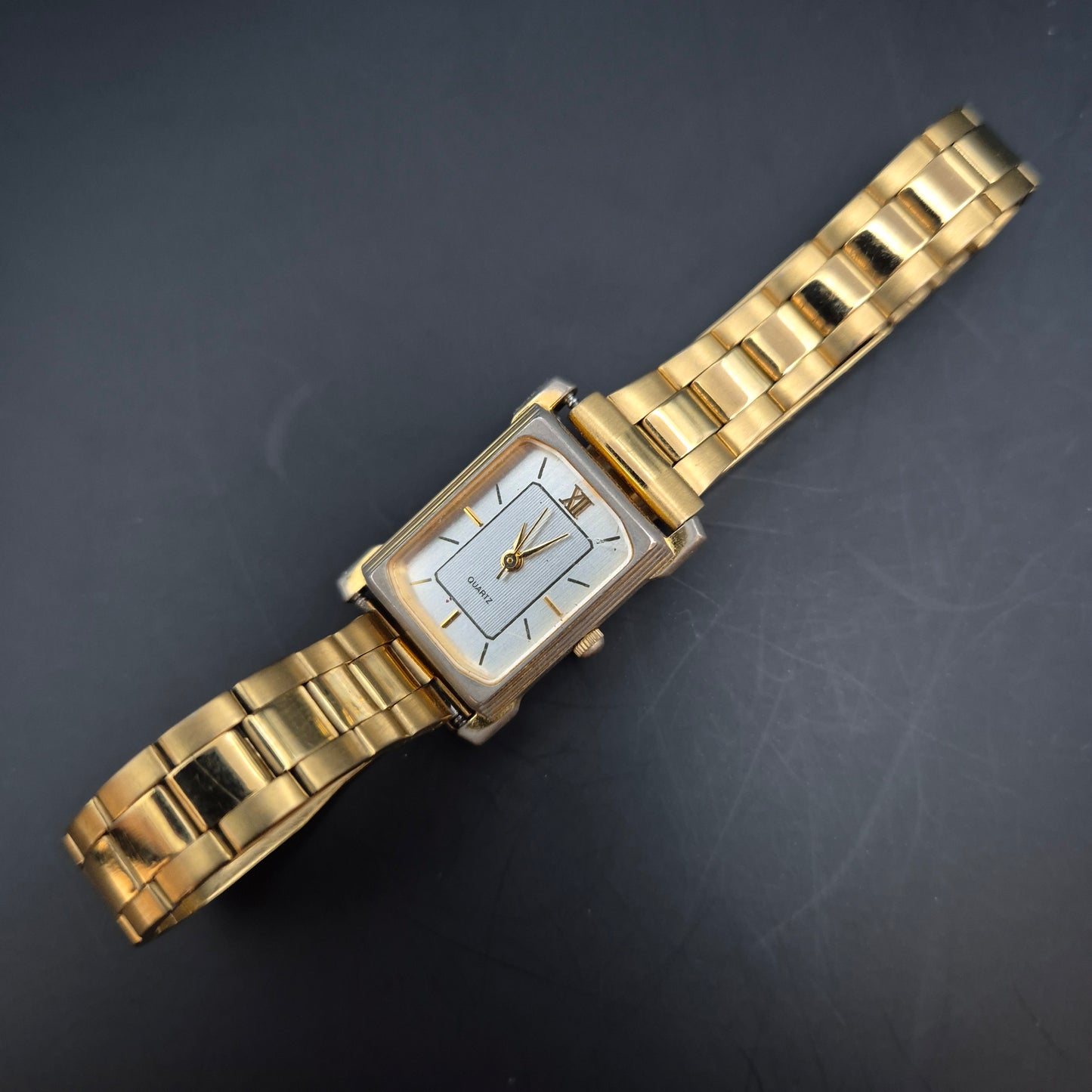 Rechteckige Damen Uhr – Goldfarbenes Armband im klassischen Look