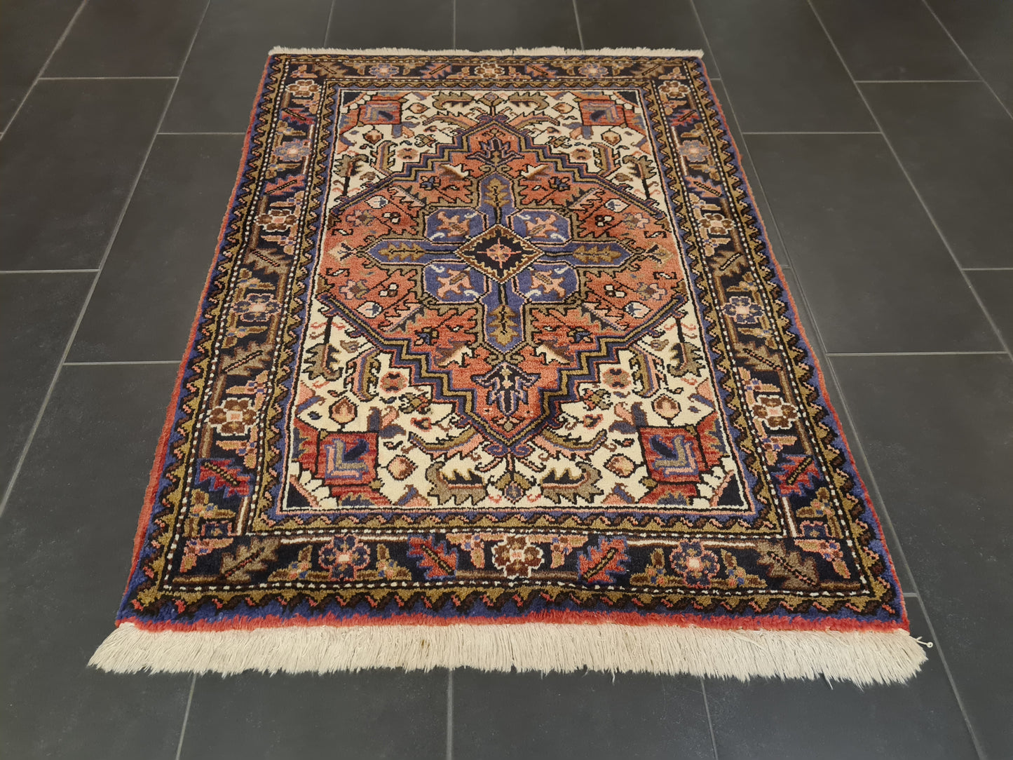 Perserteppich Orientteppich Handgeknüpfter Teppich Heris 135x100cm