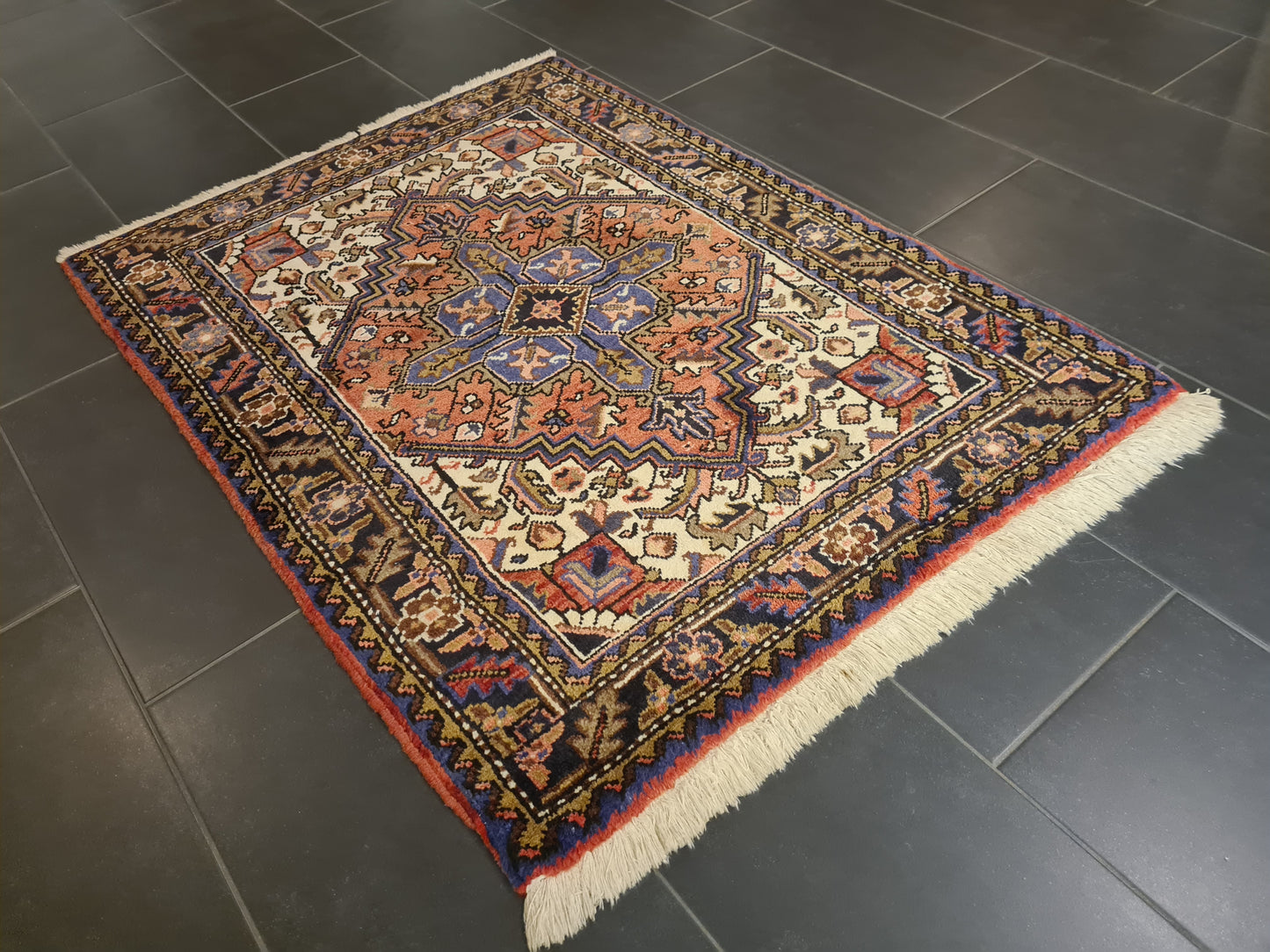 Perserteppich Orientteppich Handgeknüpfter Teppich Heris 135x100cm