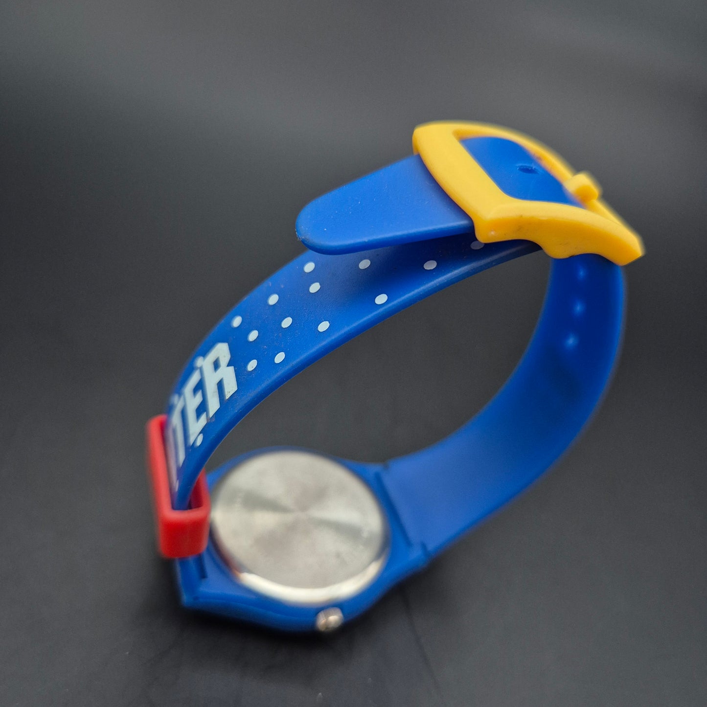 Bunte CMI Unisex Uhr – Verspieltes Design mit Blauem Silikonarmband