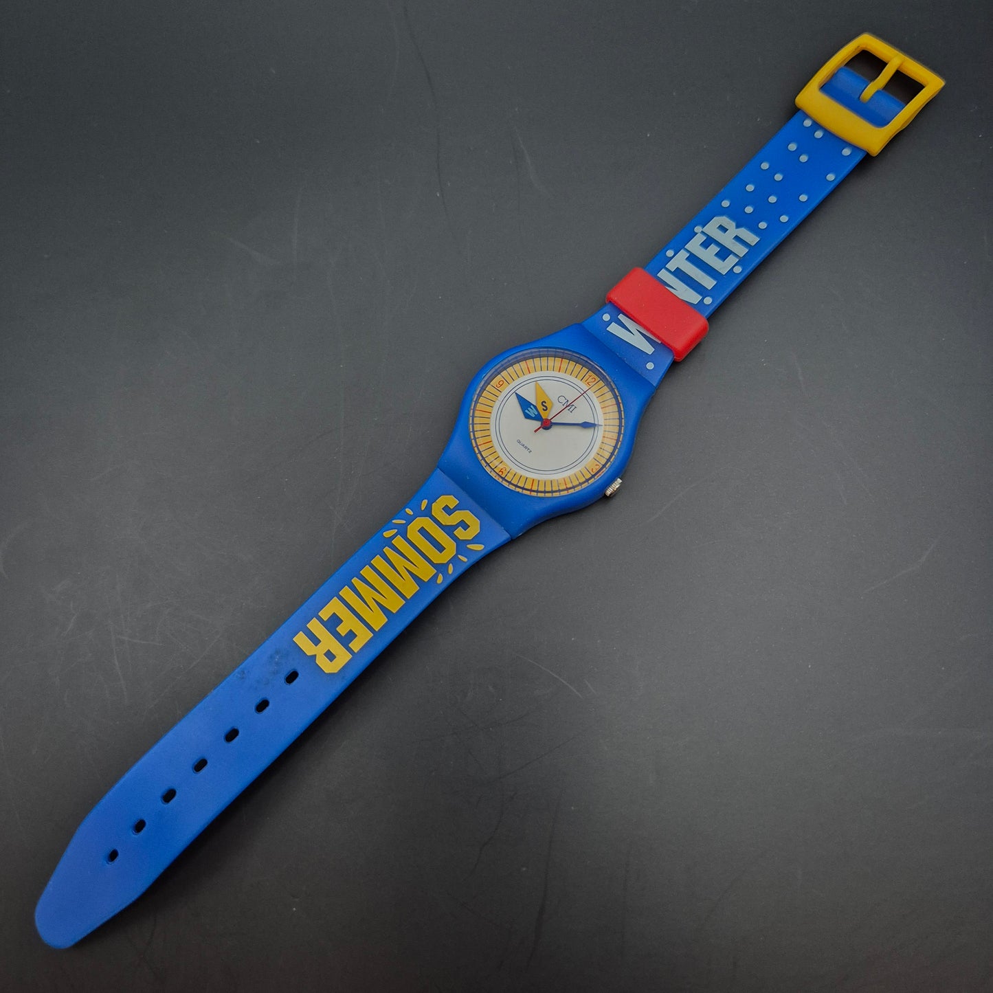 Bunte CMI Unisex Uhr – Verspieltes Design mit Blauem Silikonarmband