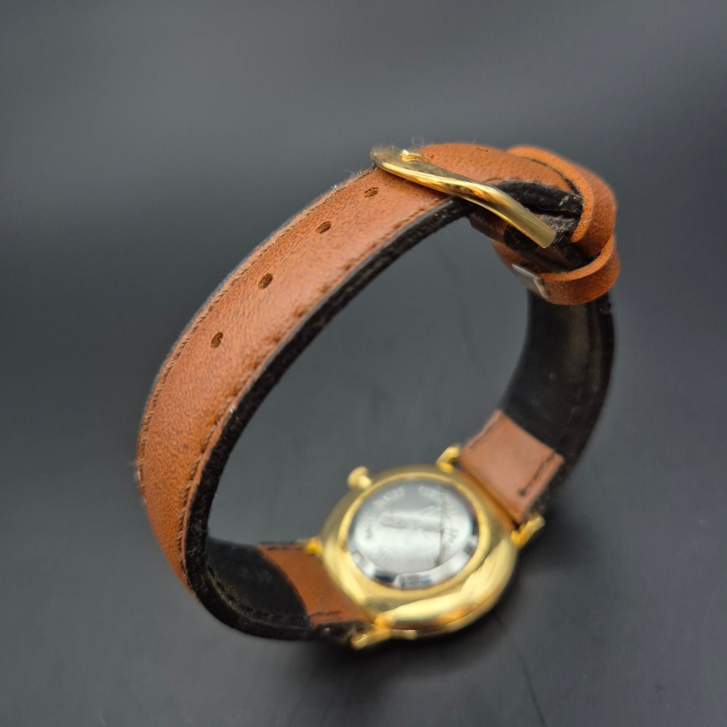 Elegante Alexis Damen Uhr – Goldfarbenes Gehäuse mit Braunem Lederarmband