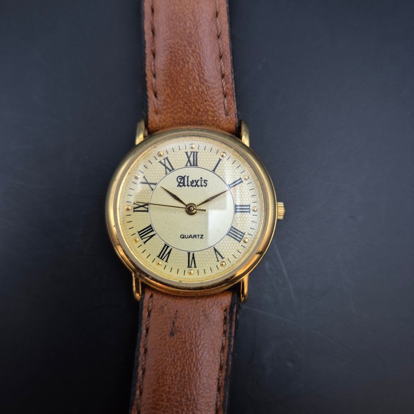Elegante Alexis Damen Uhr – Goldfarbenes Gehäuse mit Braunem Lederarmband