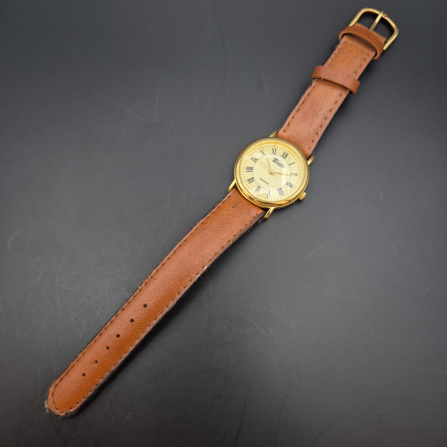 Elegante Alexis Damen Uhr – Goldfarbenes Gehäuse mit Braunem Lederarmband