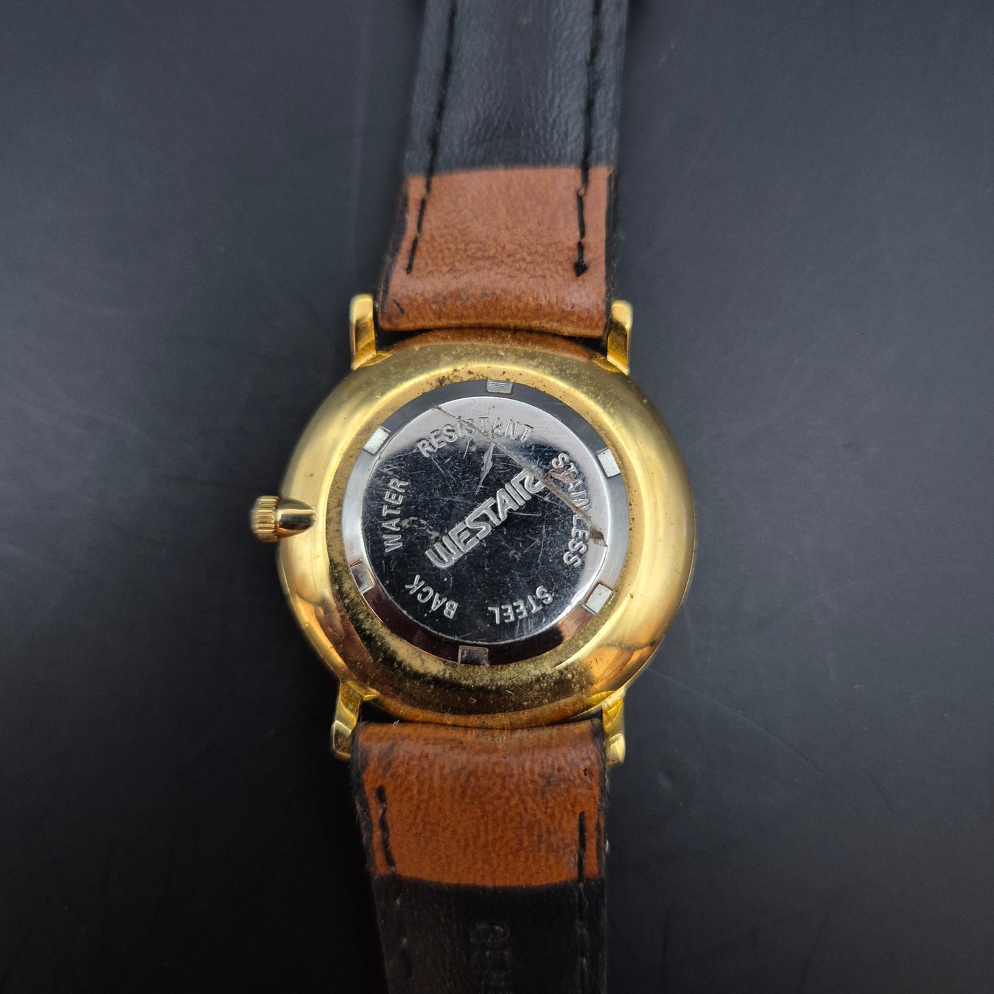 Elegante Alexis Damen Uhr – Goldfarbenes Gehäuse mit Braunem Lederarmband