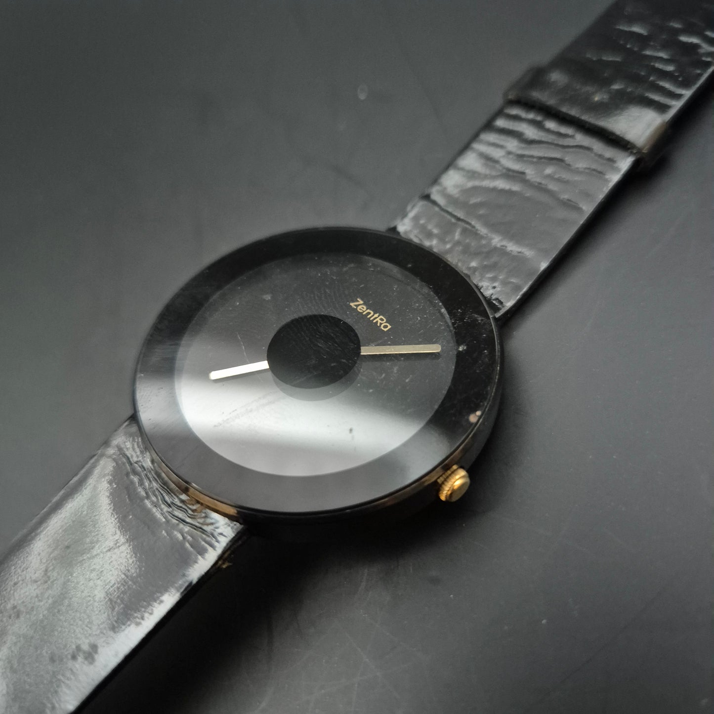Moderne ZenRa Unisex Uhr – Minimalistisches Design in Schwarz & Gold