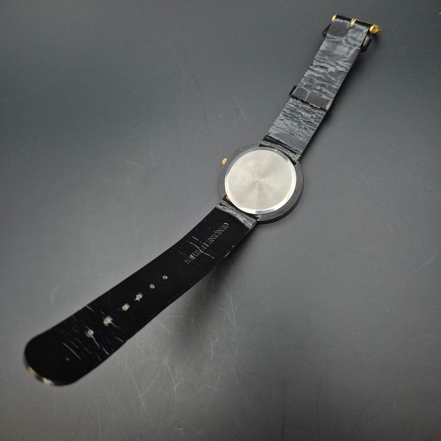 Moderne ZenRa Unisex Uhr – Minimalistisches Design in Schwarz & Gold