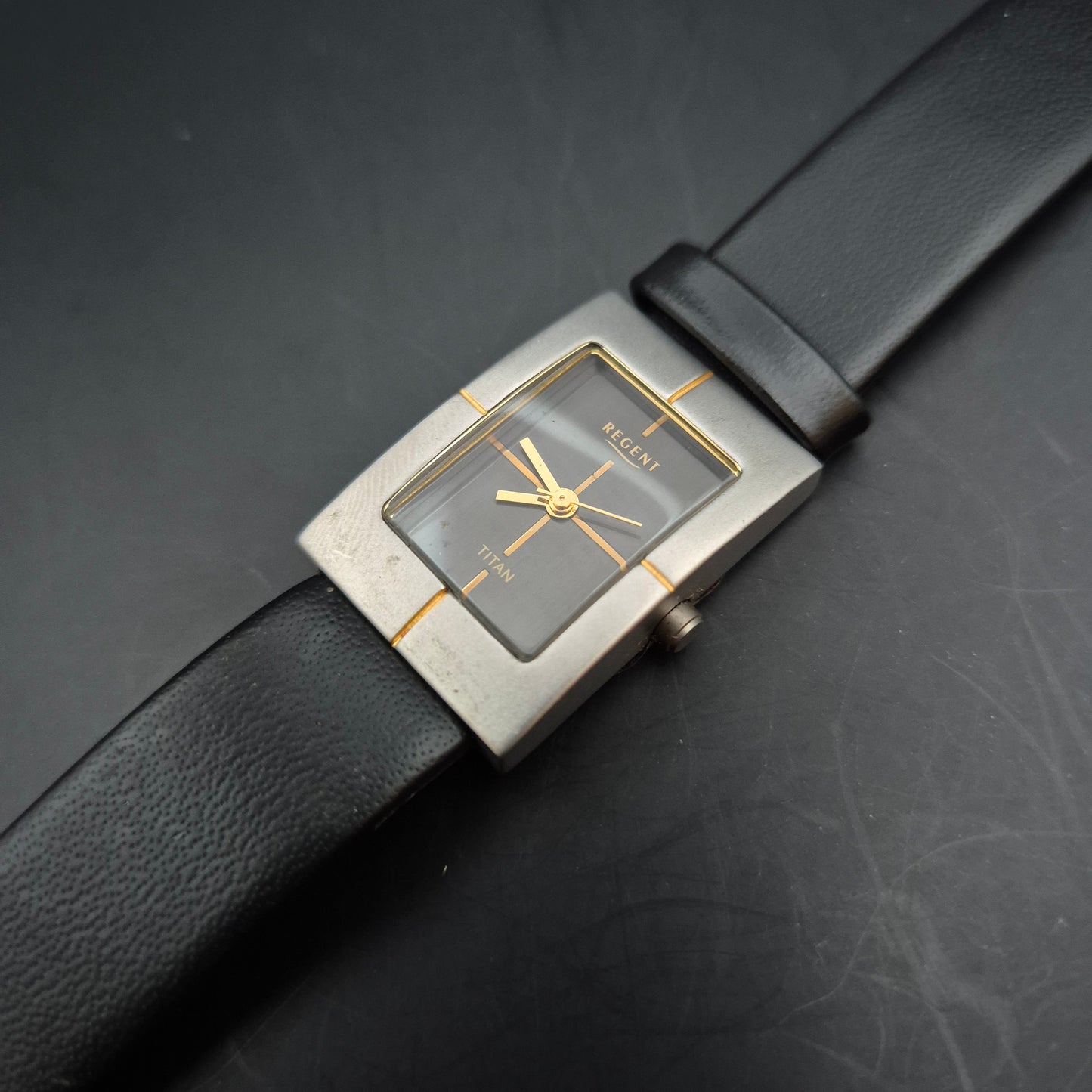 Regent Titan Damen Uhr – Rechteckiges Gehäuse mit Lederarmband