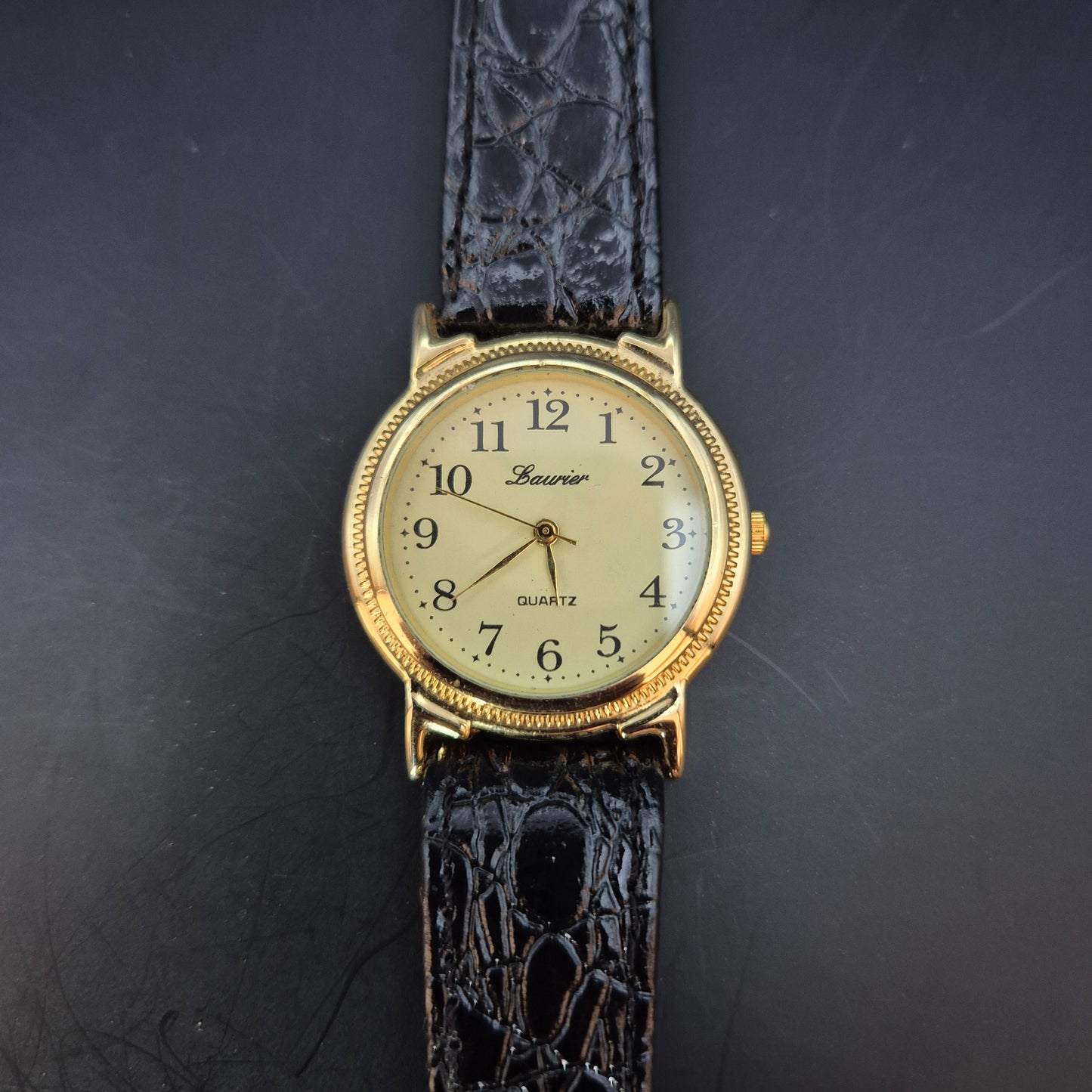 Laurier Damen Uhr – Quarz, Goldfarben mit Kroko-Lederarmband